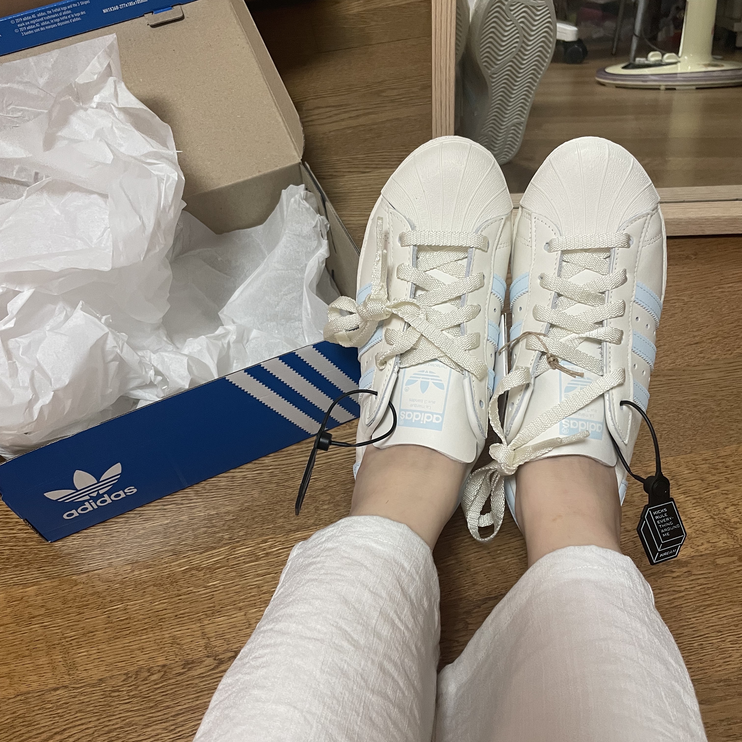 Adidas Superstar 82 Cloud White Sky Tint 착용 스타일