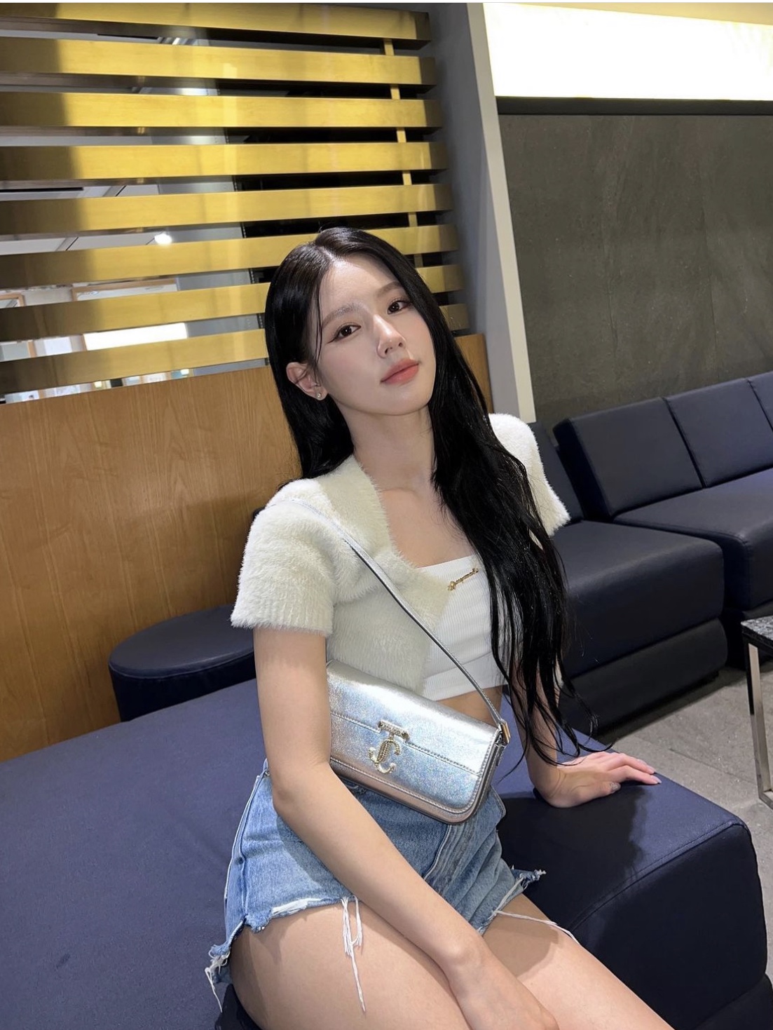 (W) Jacquemus La Maille Neve Fluffy Charm Logo Cardigan Off White 착용 스타일 - 1