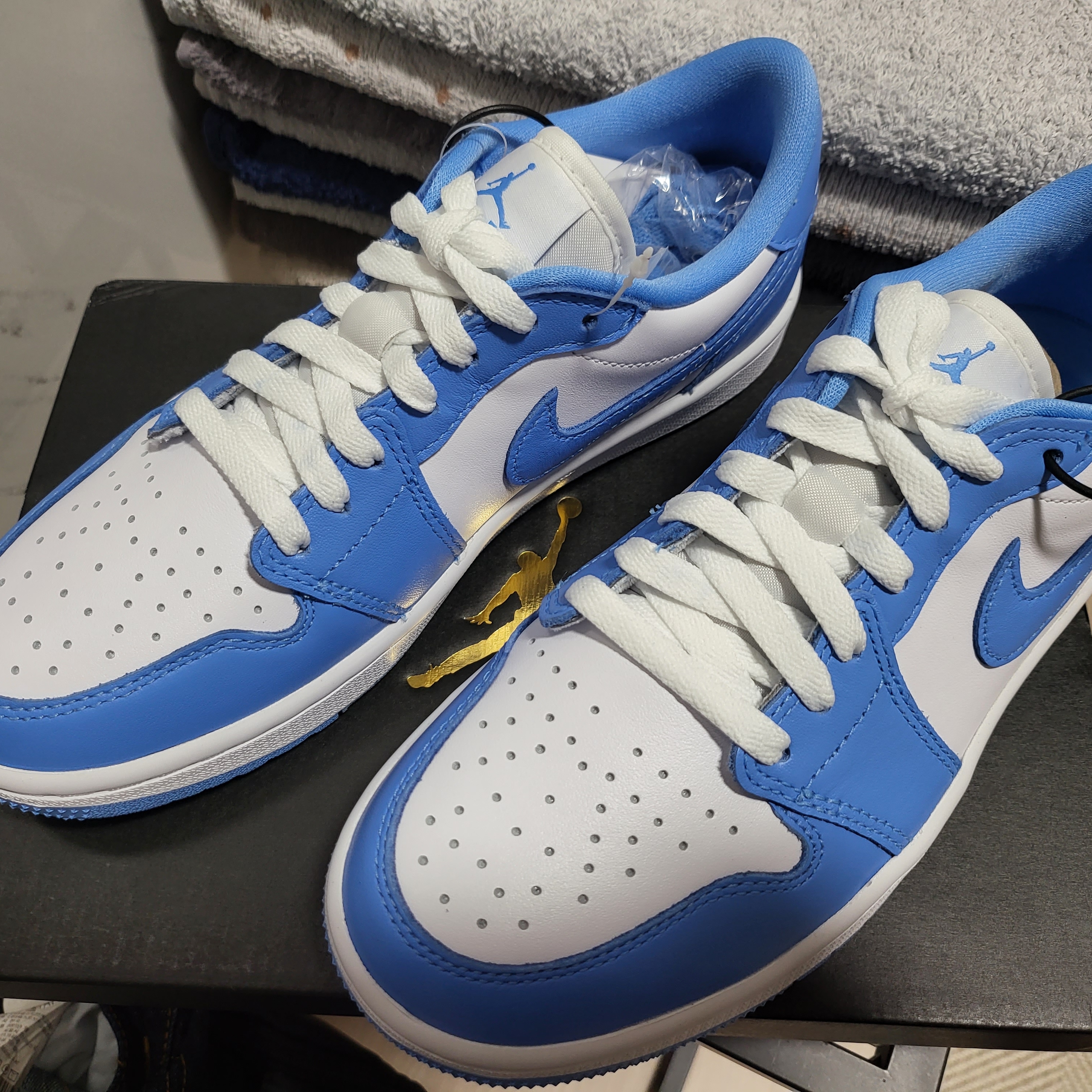 Jordan 1 Low Golf White and University Blue 착용 스타일
