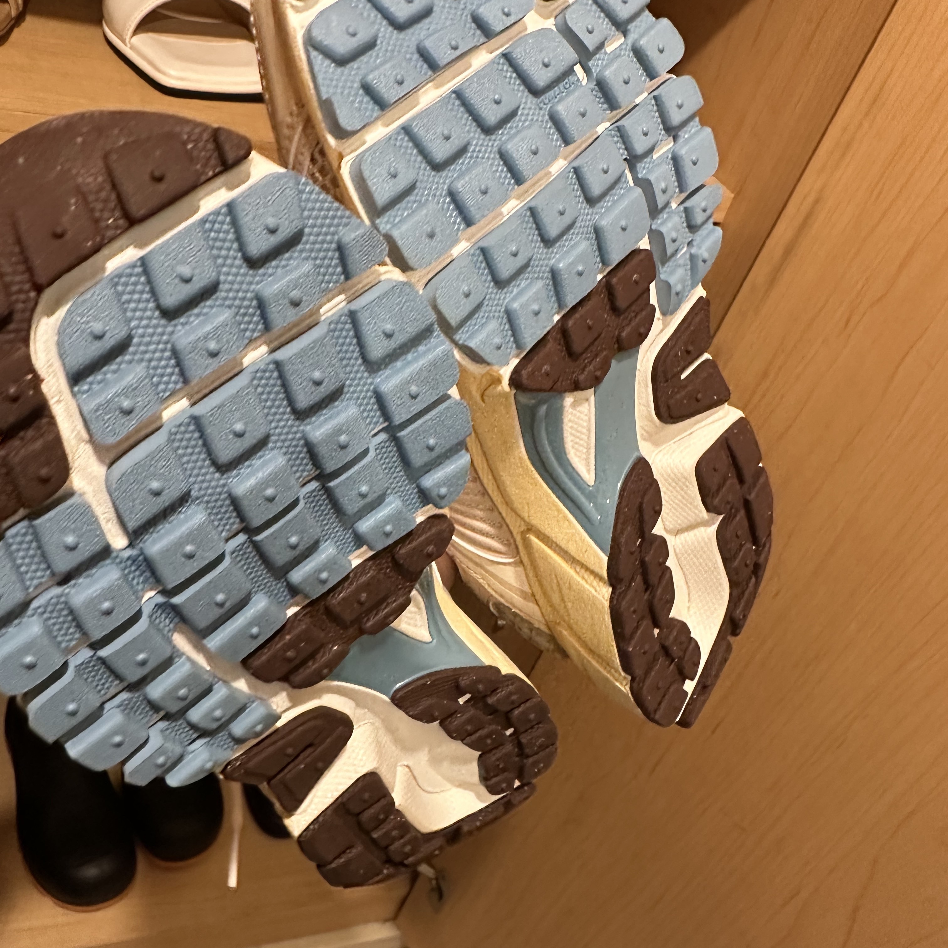 (W) Nike Zoom Vomero 5 Oatmeal 착용 스타일 - 3