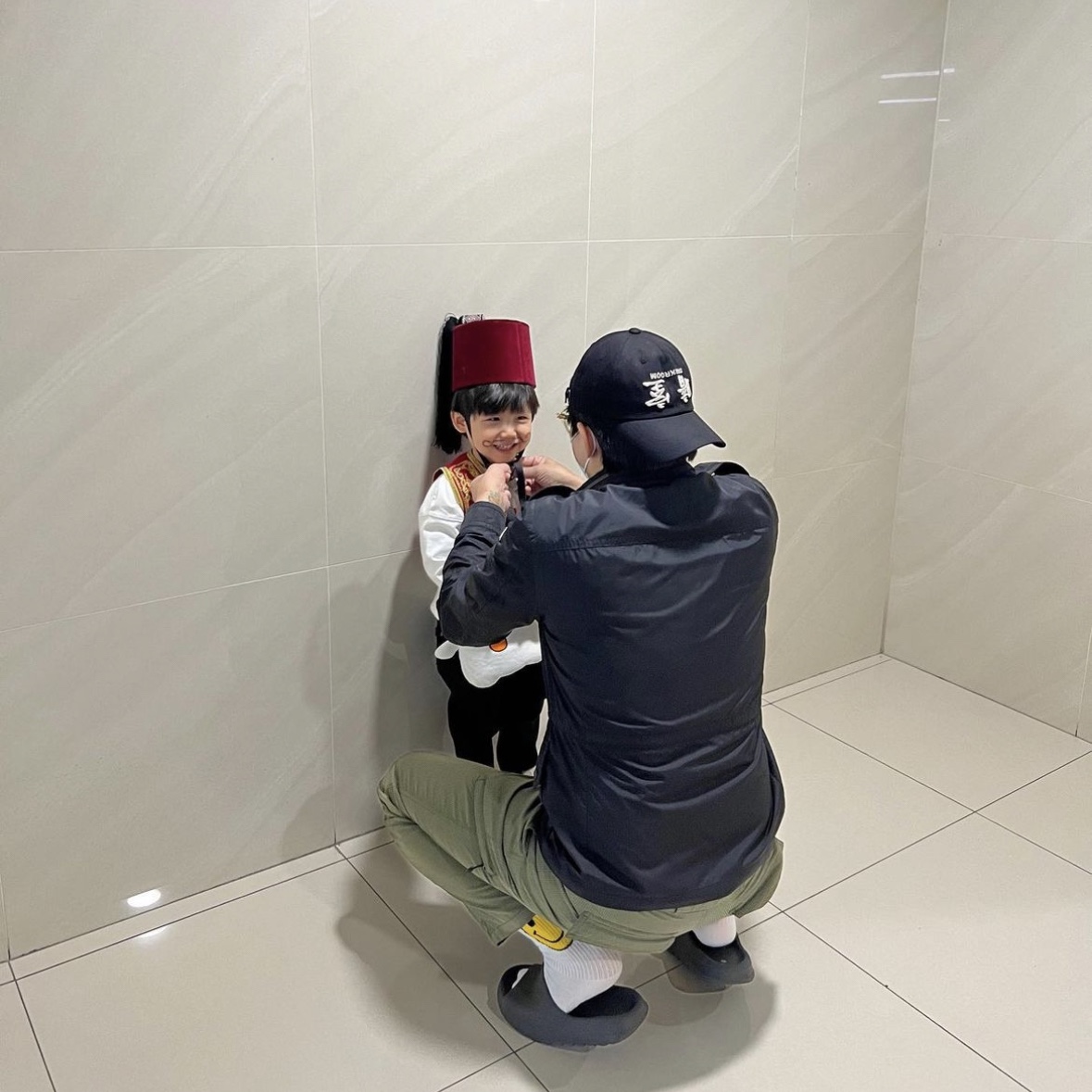 Darkr8m Studio Upside Down White Logo Cap 착용 스타일 - 1