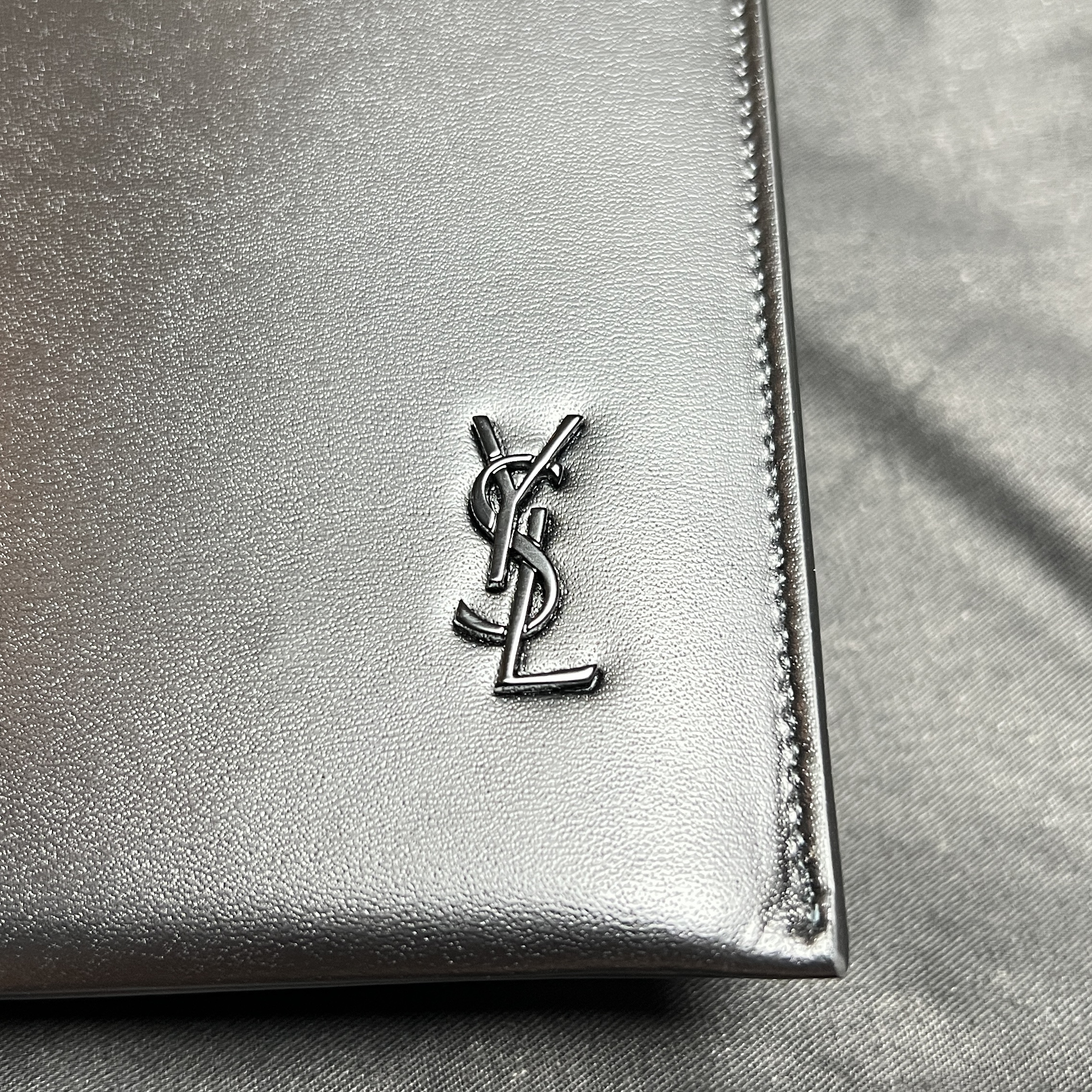 Saint Laurent Leather Clutch Black 착용 스타일 - 1