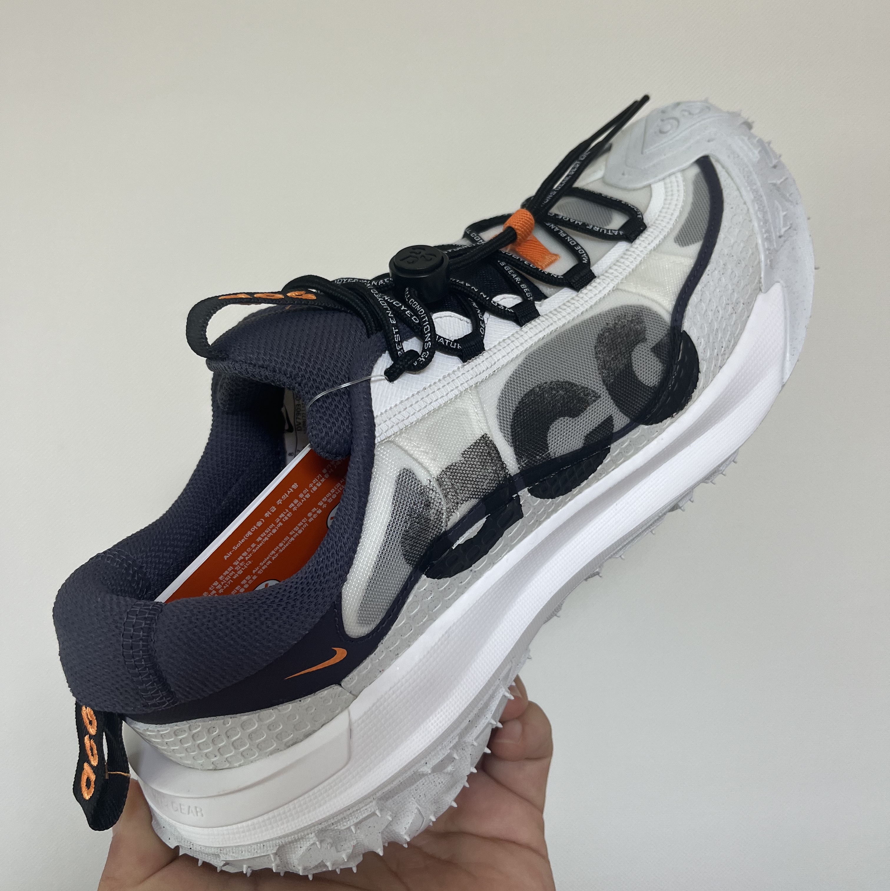 Nike ACG Mountain Fly 2 Low Summit White and Bright Mandarin 착용 스타일 - 2
