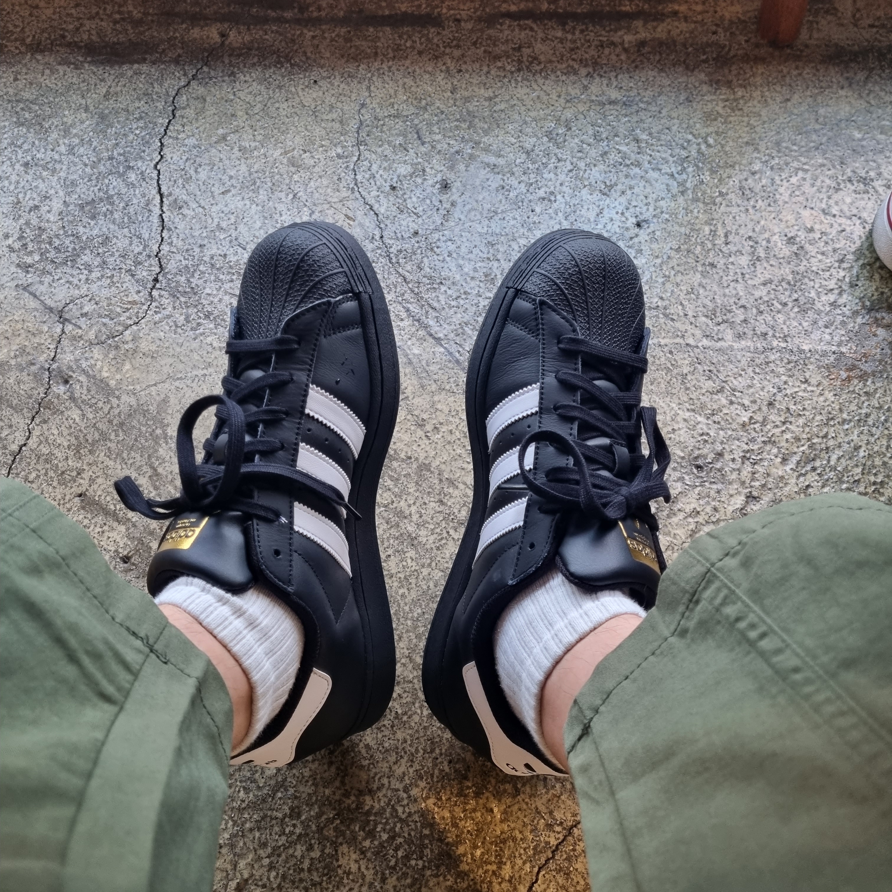 Adidas Superstar Core Black White 착용 스타일