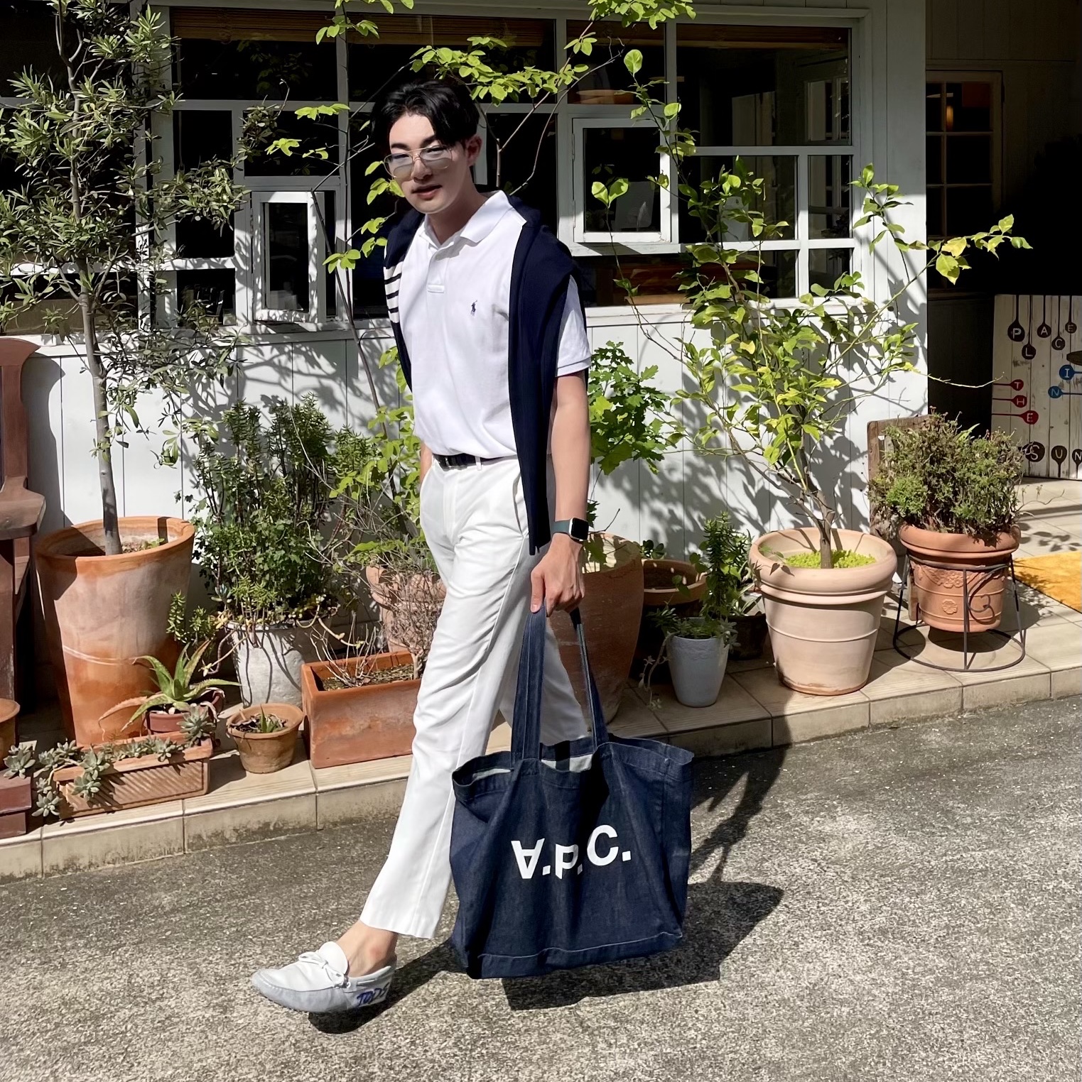 Thom Browne Sustainable Fine Merino Wool 4-Bar Classic Cardigan Navy, A.P.C. Daniela Shopping Bag Indigo 착용 스타일