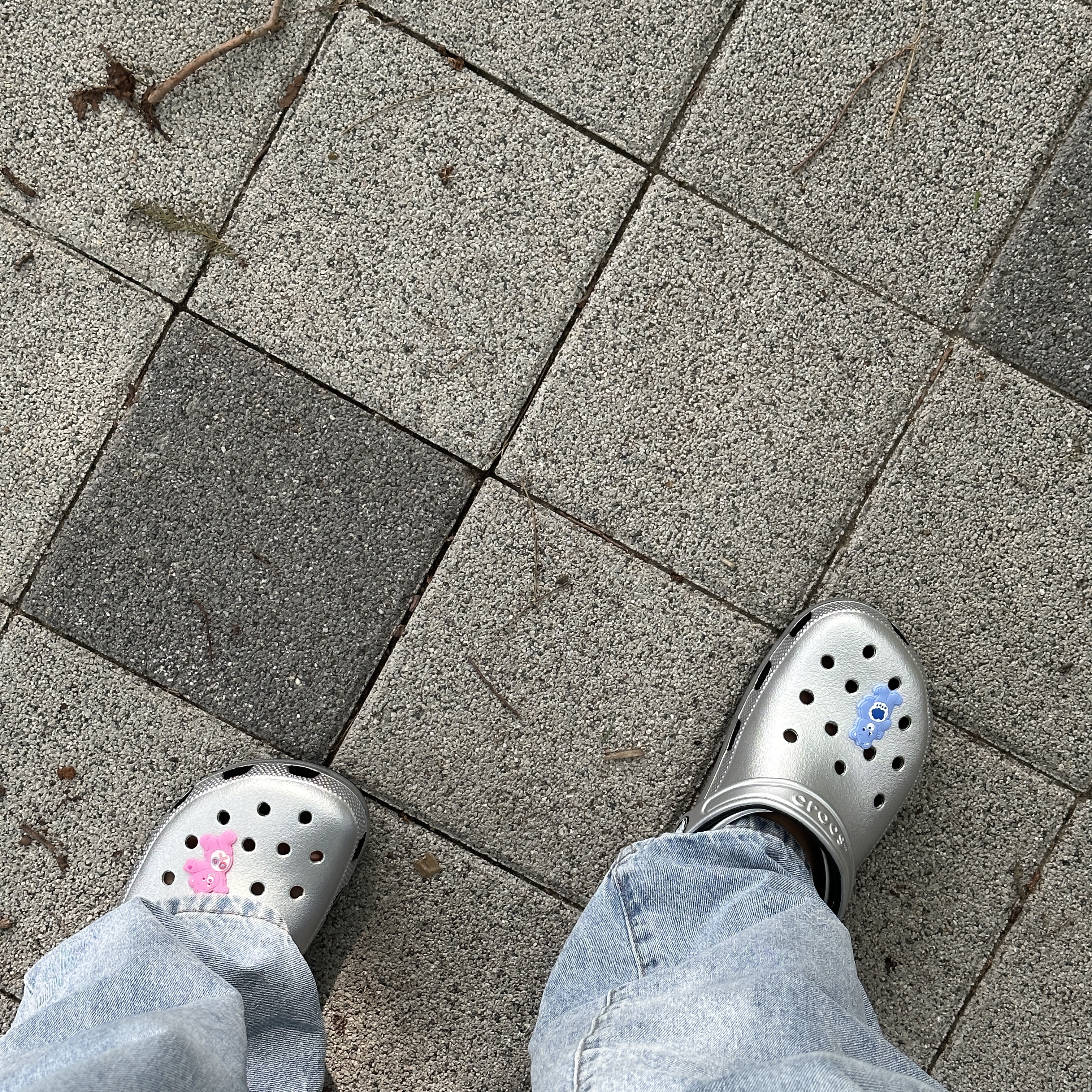 Crocs Classic Metallic Clog Silver 착용 스타일