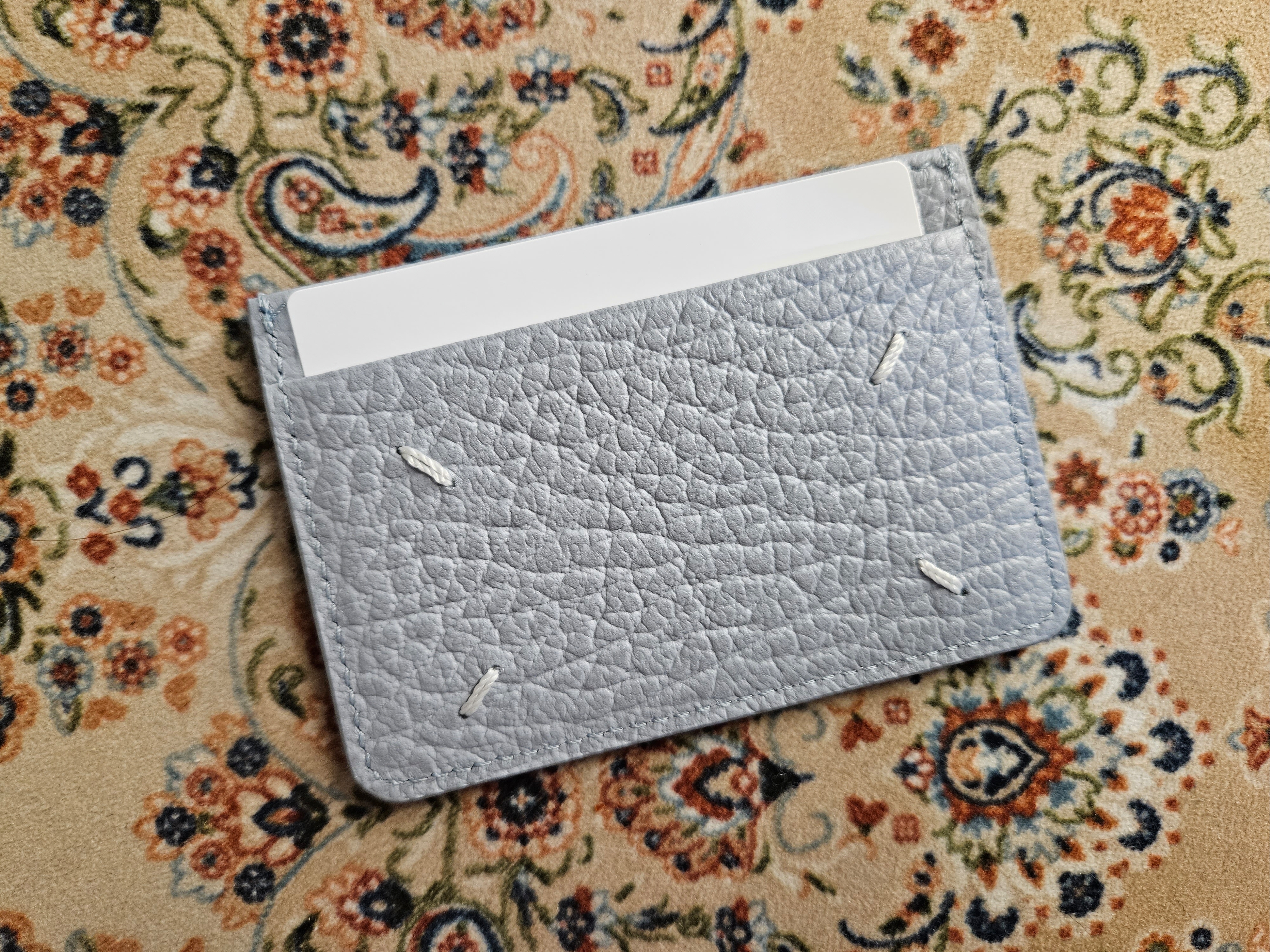 Maison Margiela Four Stitch Card Holder Pale Blue 착용 스타일 - 2