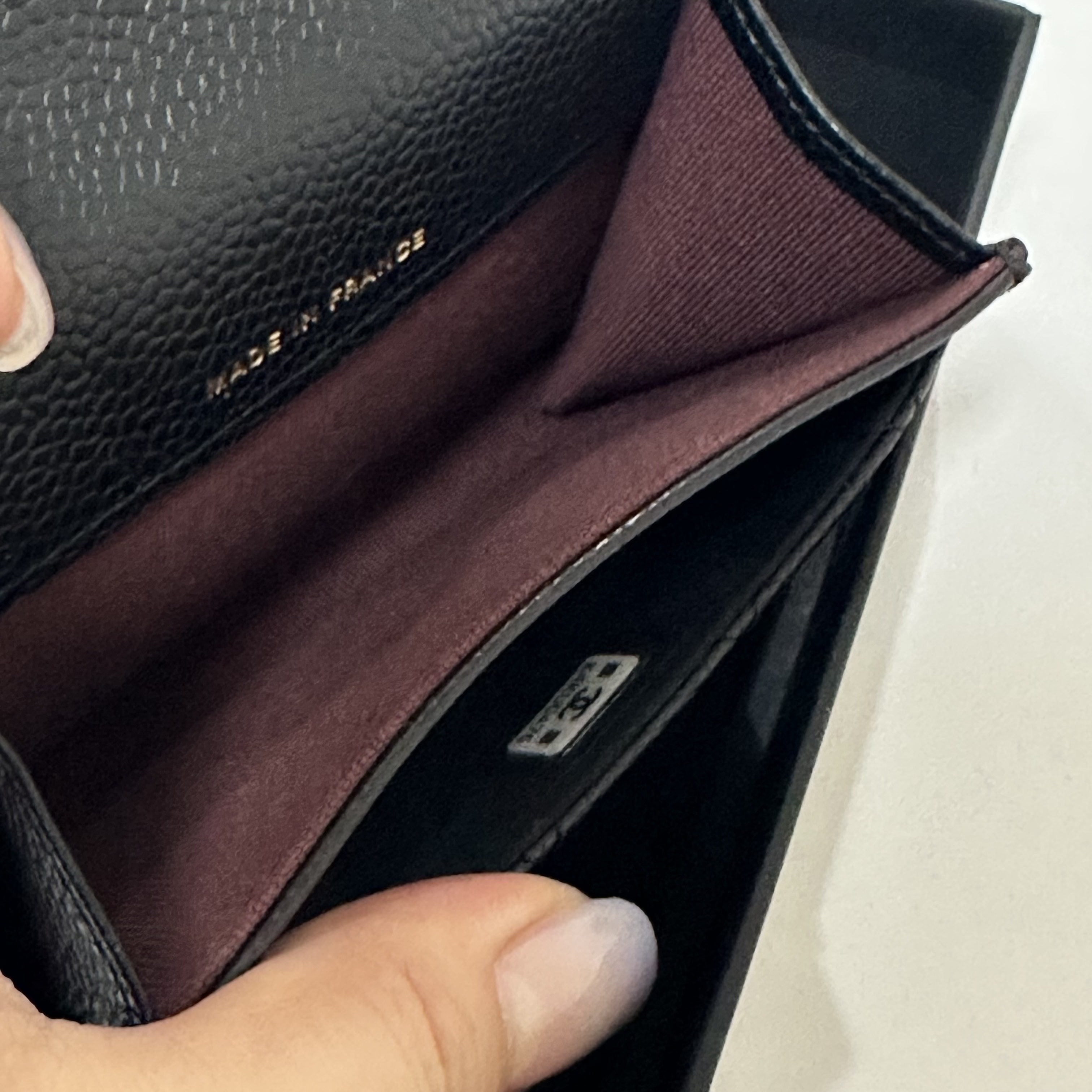 Chanel Classic Card Holder Grained Calfskin & Gold Black 착용 스타일 - 3