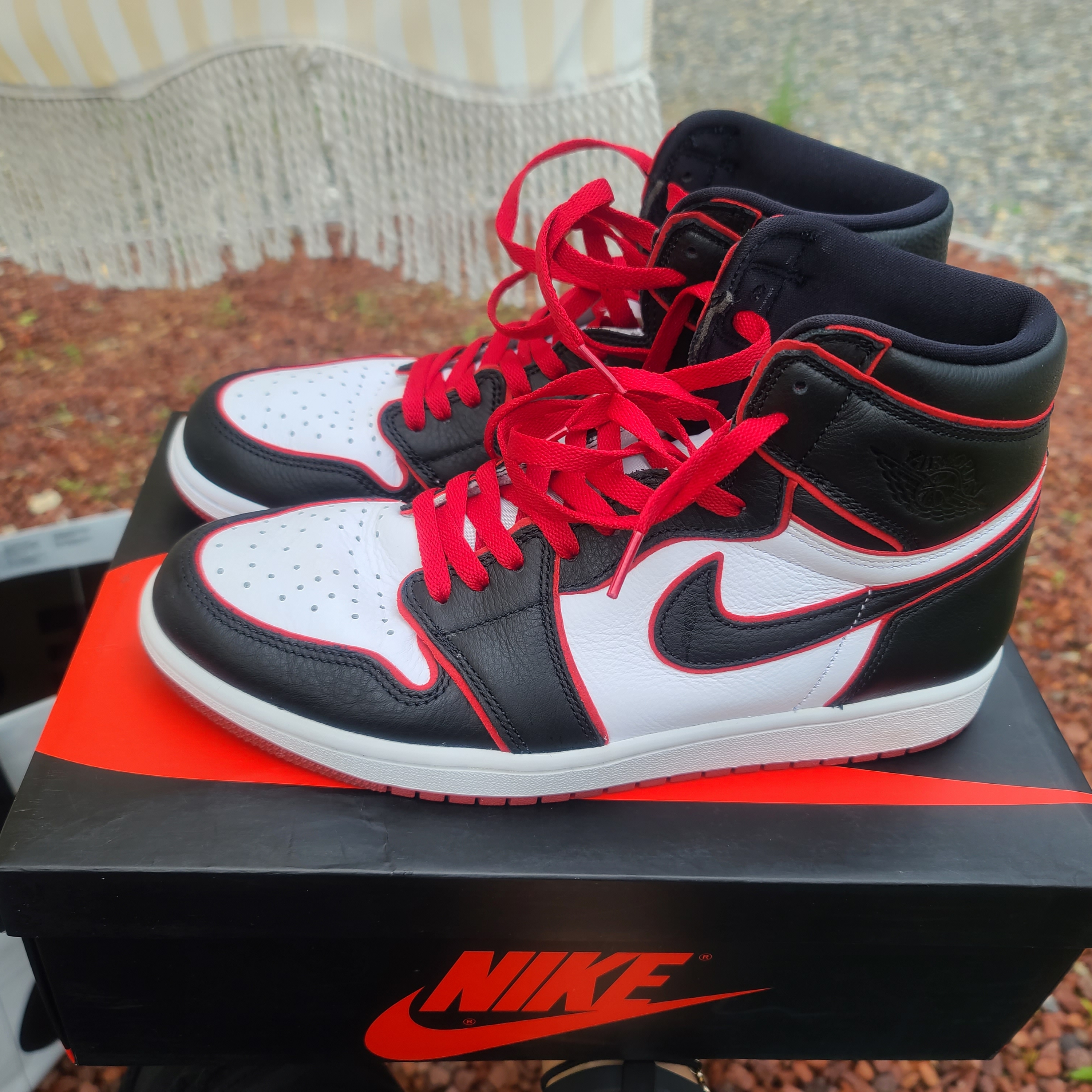 Jordan 1 Retro High OG Bloodline, Jordan 1 Retro High OG White Cement 착용 스타일 - 1
