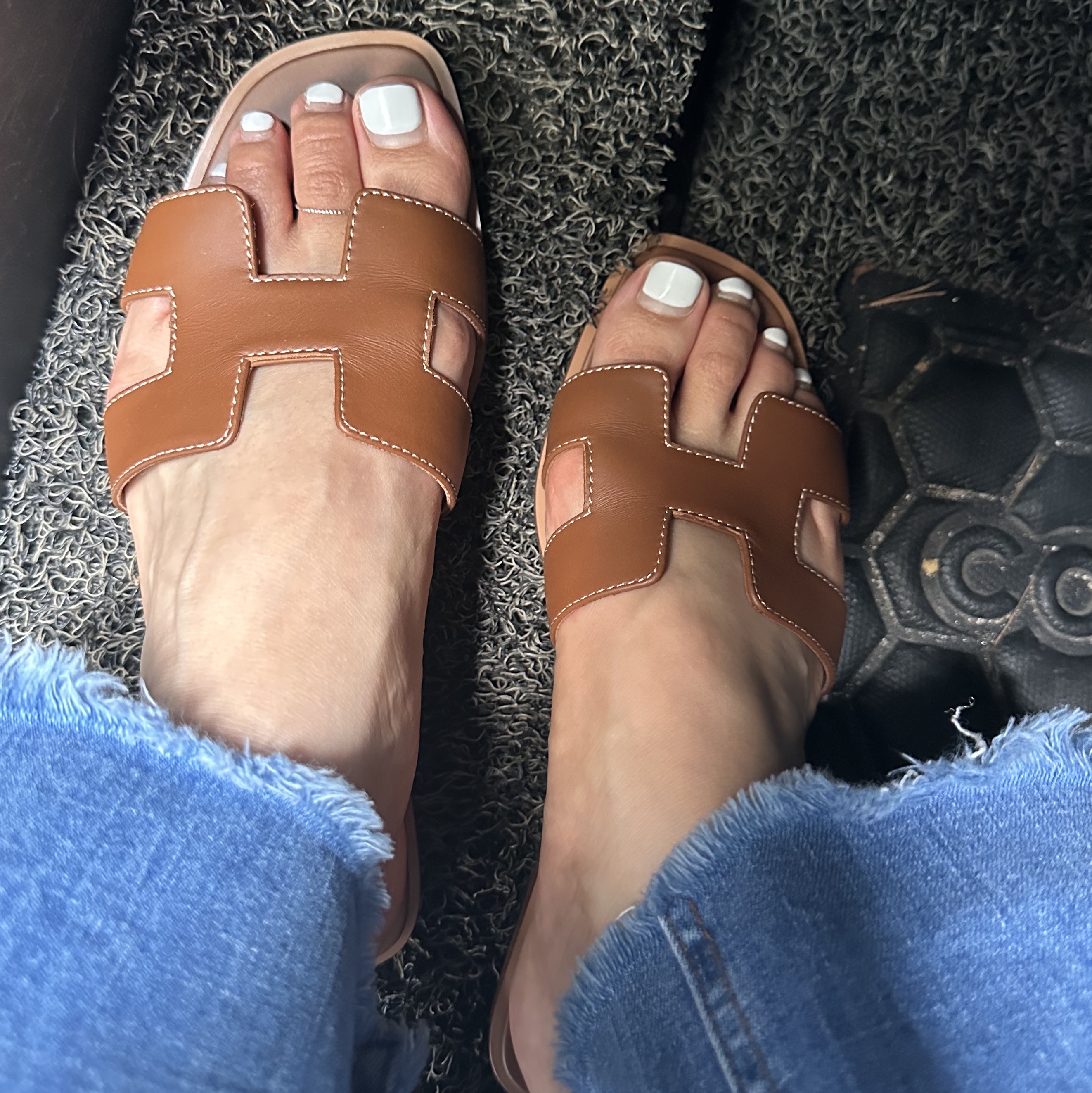 (W) Hermes Oran Sandal Calfskin & Gold Piqures Ecrues 착용 스타일