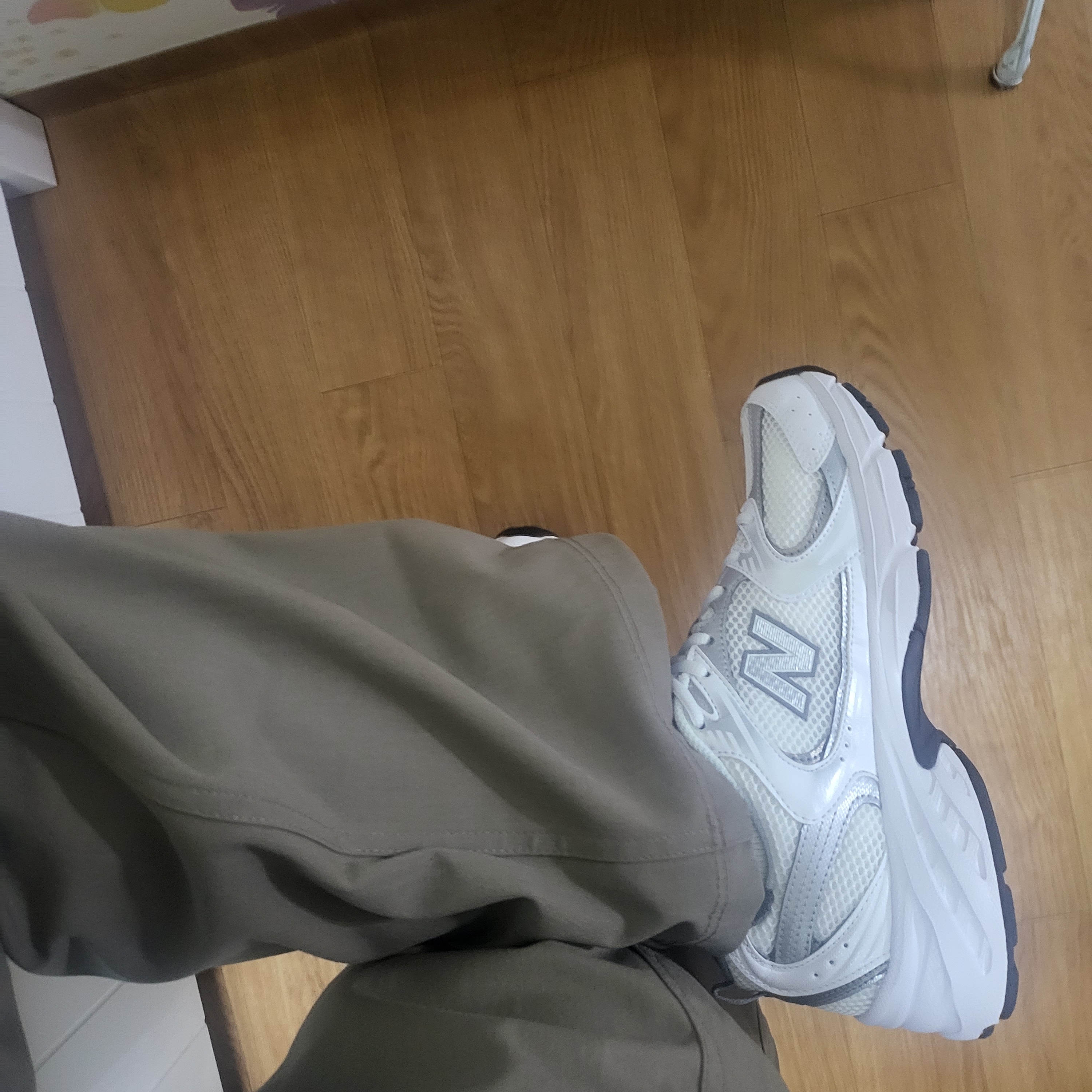 New Balance 530 White Silver 착용 스타일 - 1
