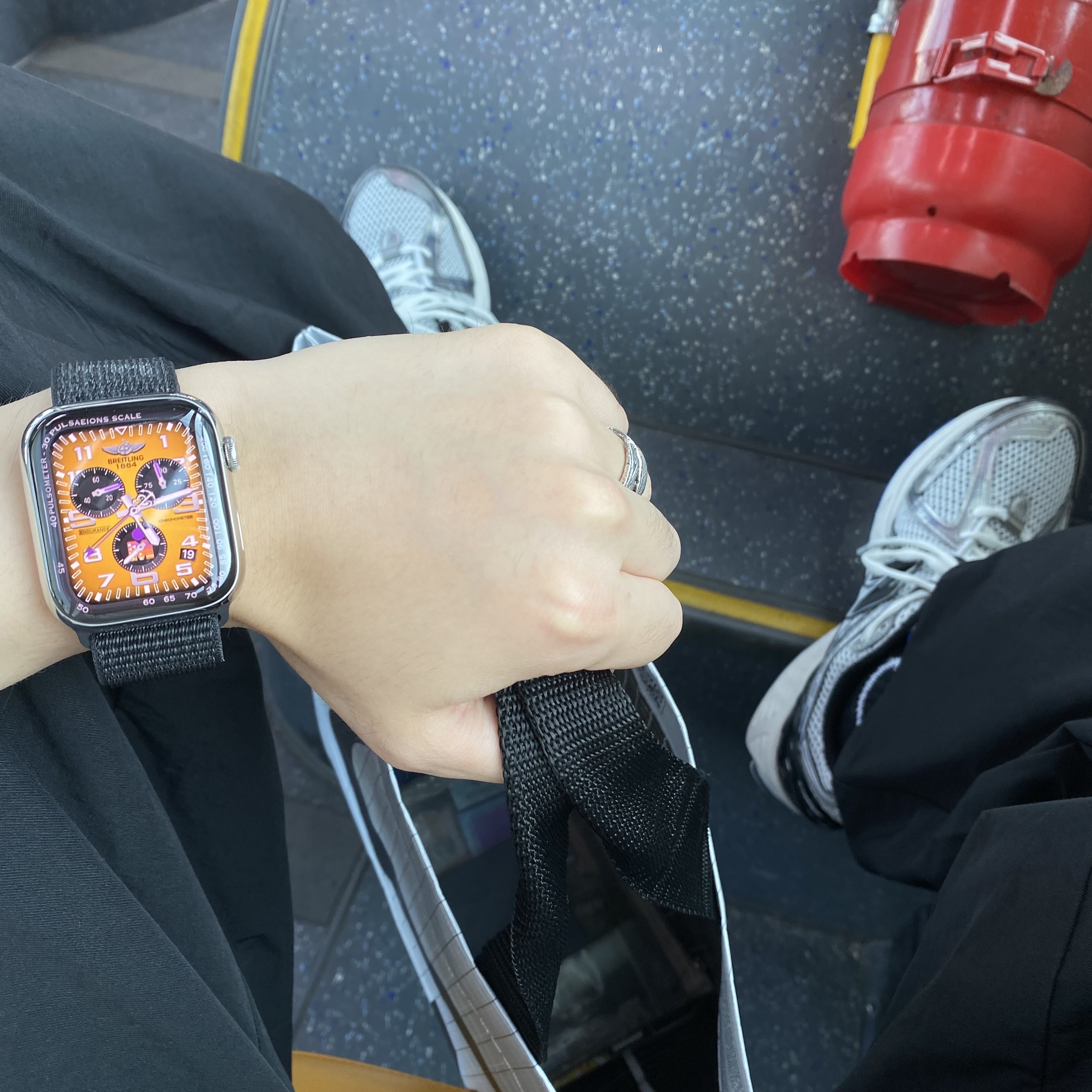 New Balance 1906R Silver Metallic, Apple Watch Series 7 45mm Cellular Silver Stainless Steel Case with Sport Band Starlight (Korean Ver.) 착용 스타일 - 2