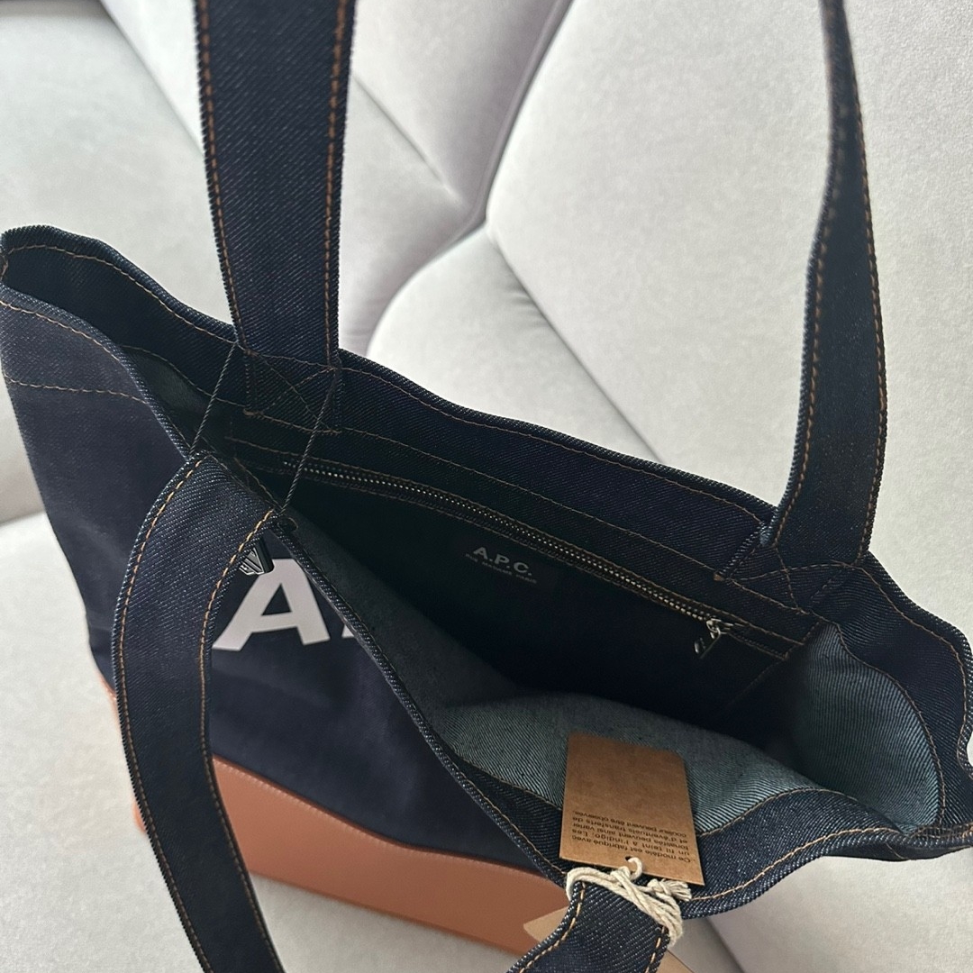 A.P.C. Axelle Tote Bag Denim Caramel 착용 스타일 - 3