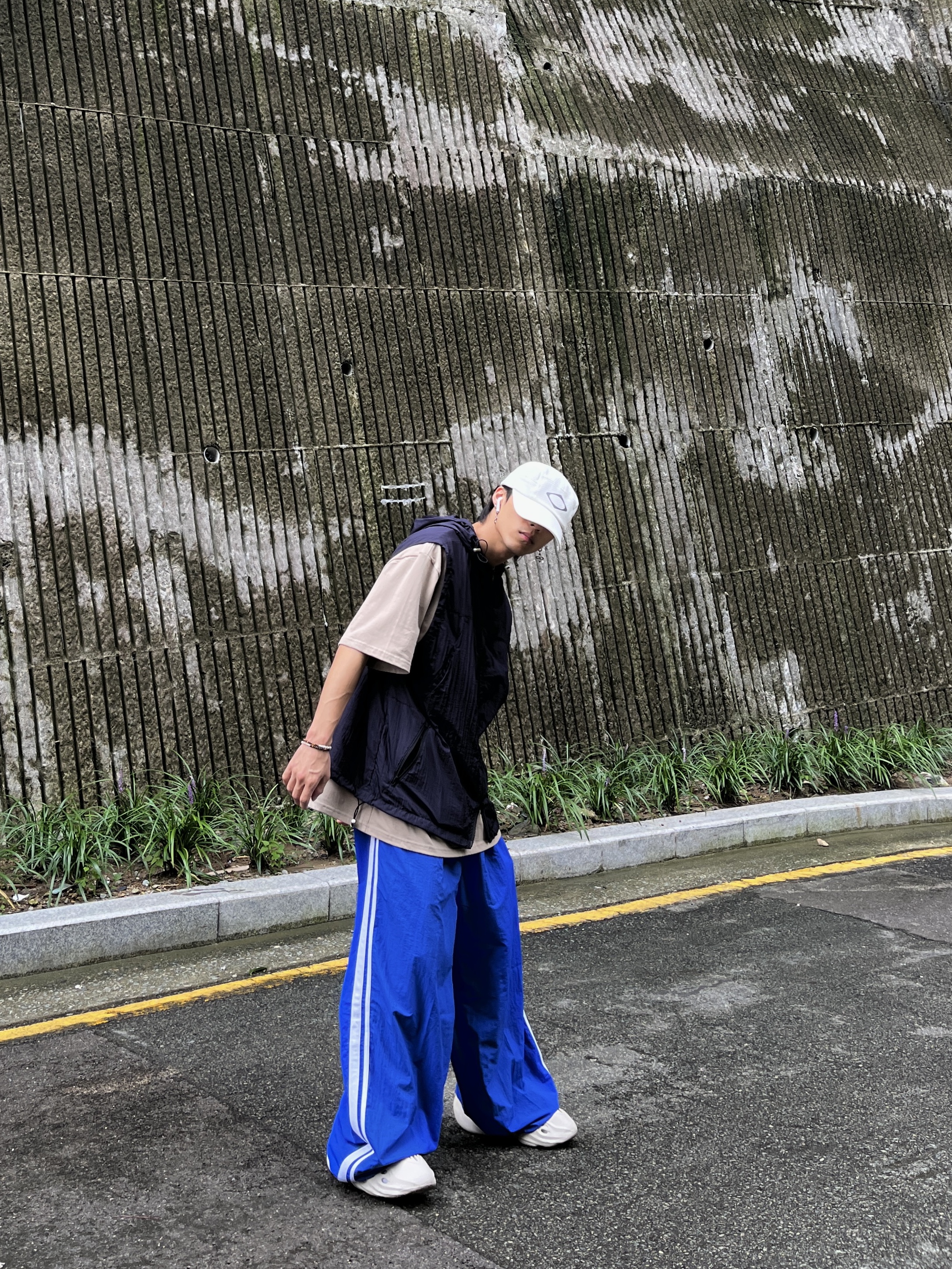 (W) Mischief Rhombus Running Cap White, Adidas Yeezy Foam RNNR Sand 착용 스타일 - 3