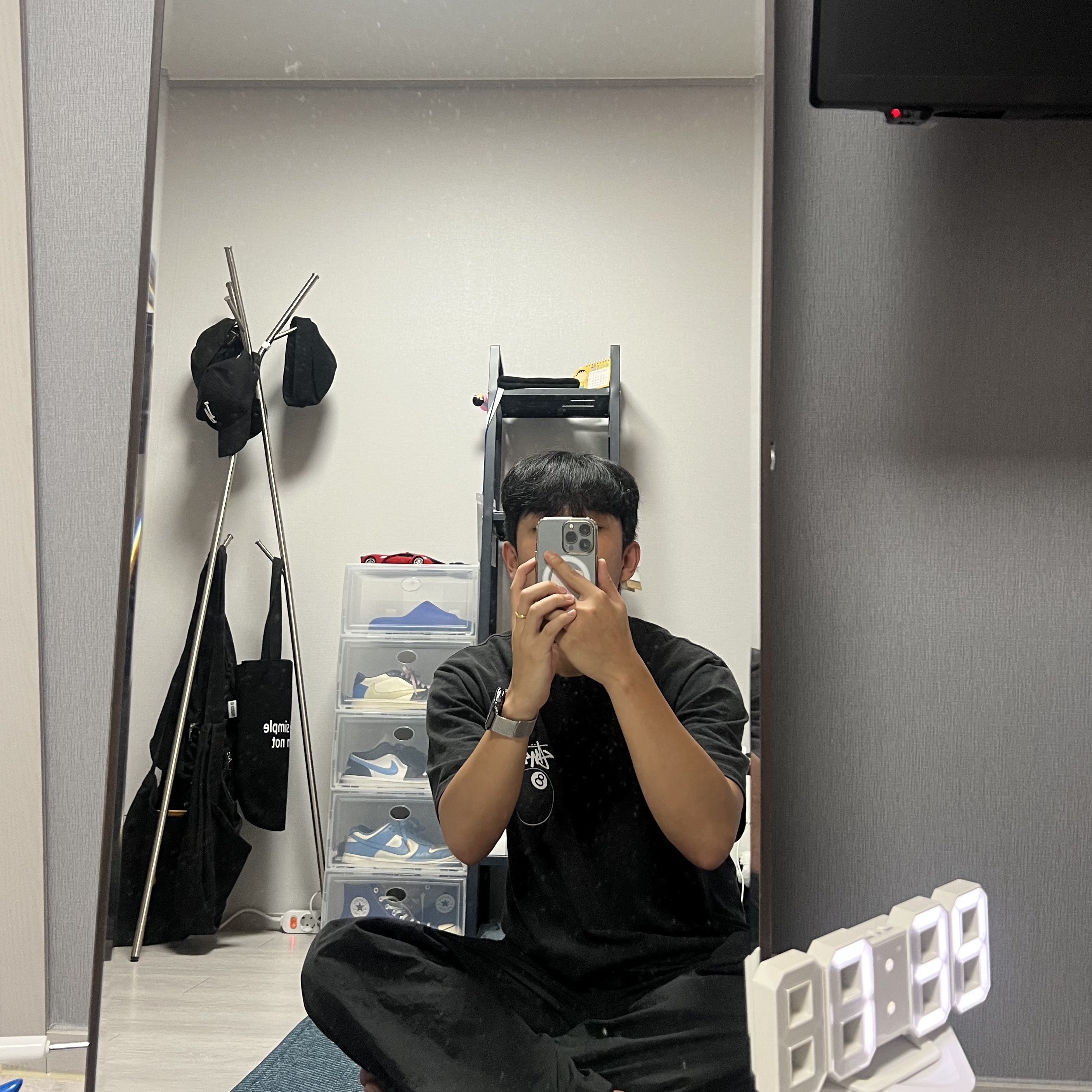 Adidas Yeezy Slide Azure, Jordan 1 x Travis Scott x Fragment Retro Low OG SP Military Blue 착용 스타일