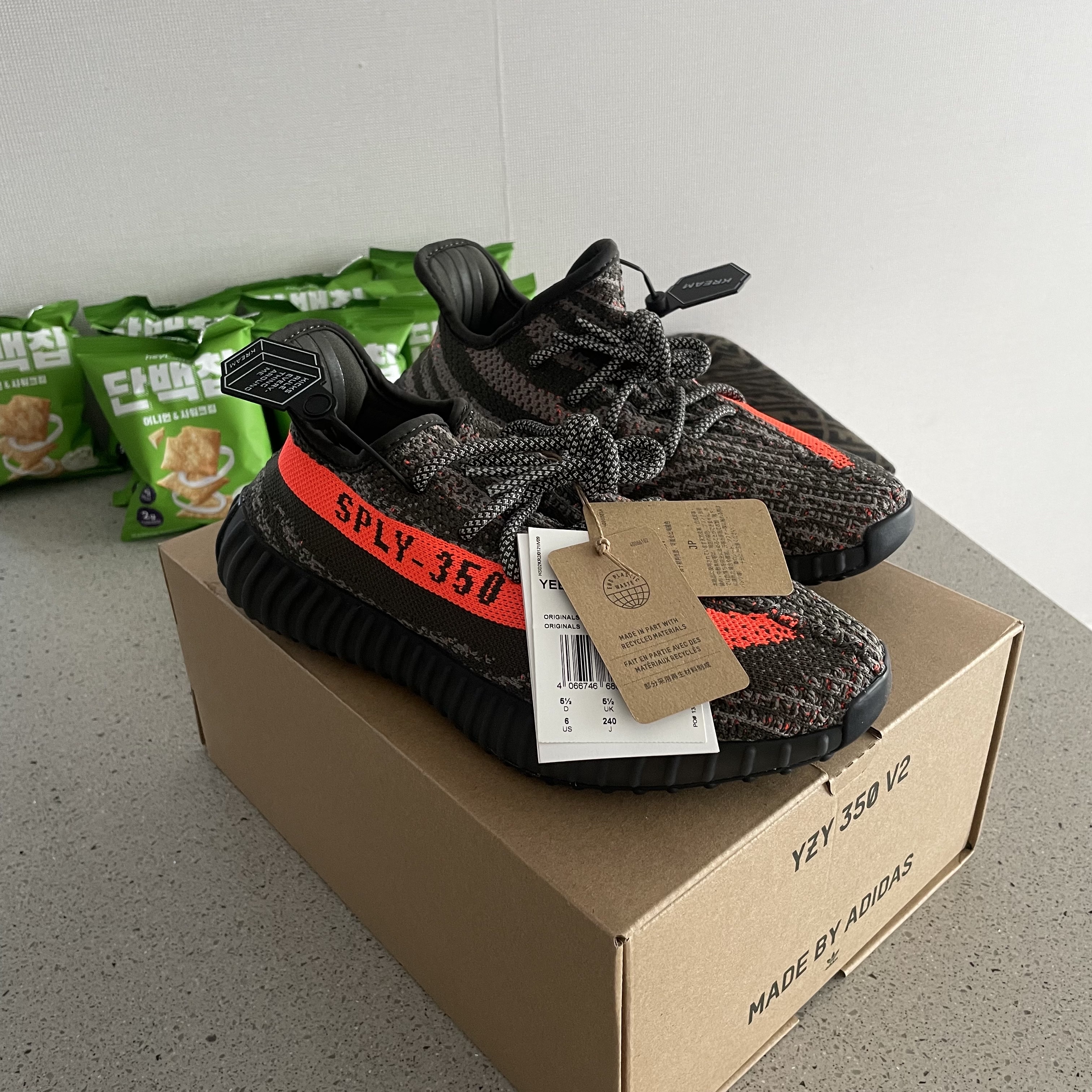 Adidas Yeezy Boost 350 V2 Carbon Beluga, Nike x Sacai x Undercover LDWaffle Midnight Spruce University Red 착용 스타일 - 1