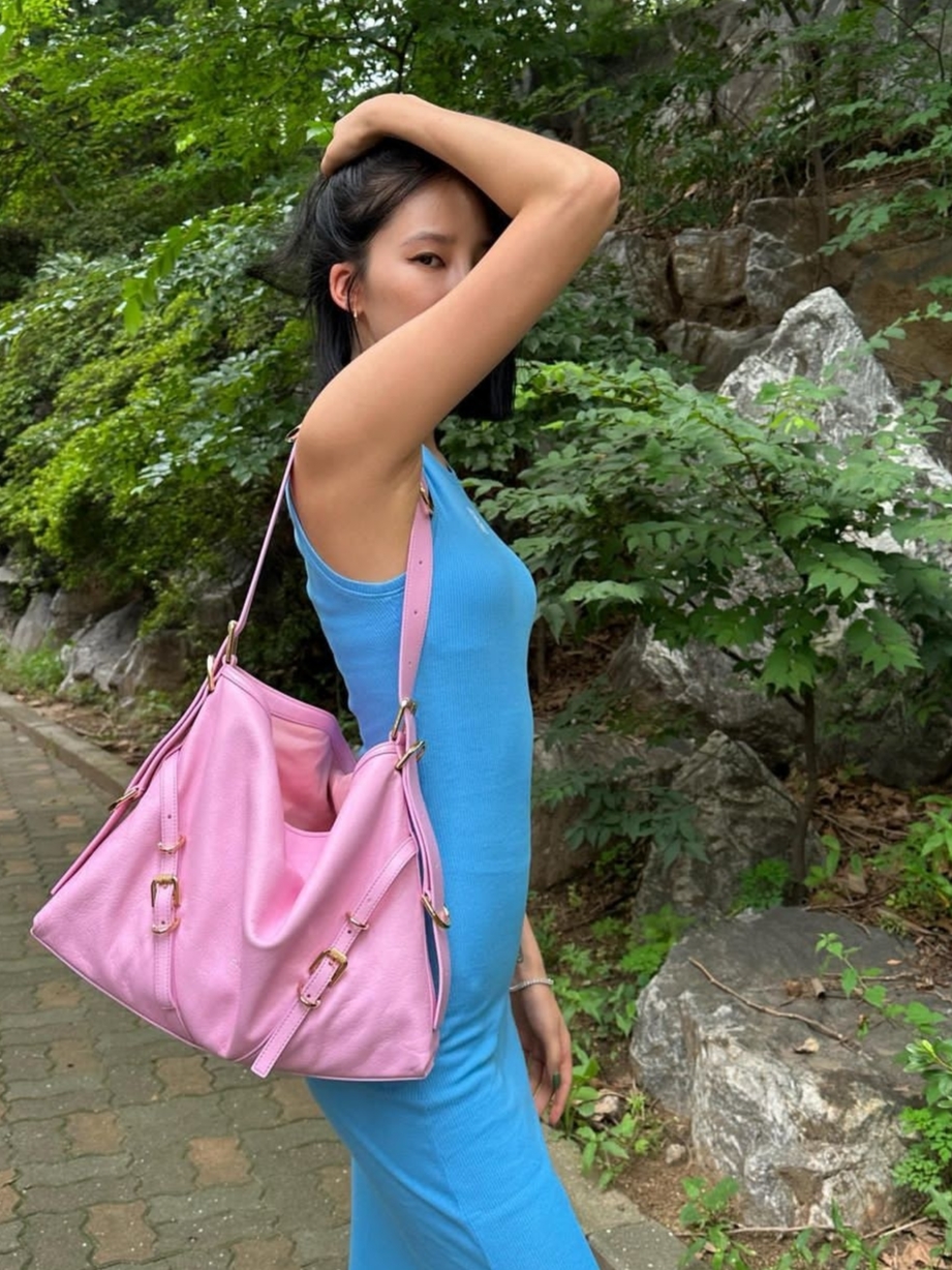 Givenchy Medium Voyou Bag in Leather Silk Pink 착용 스타일 - 1