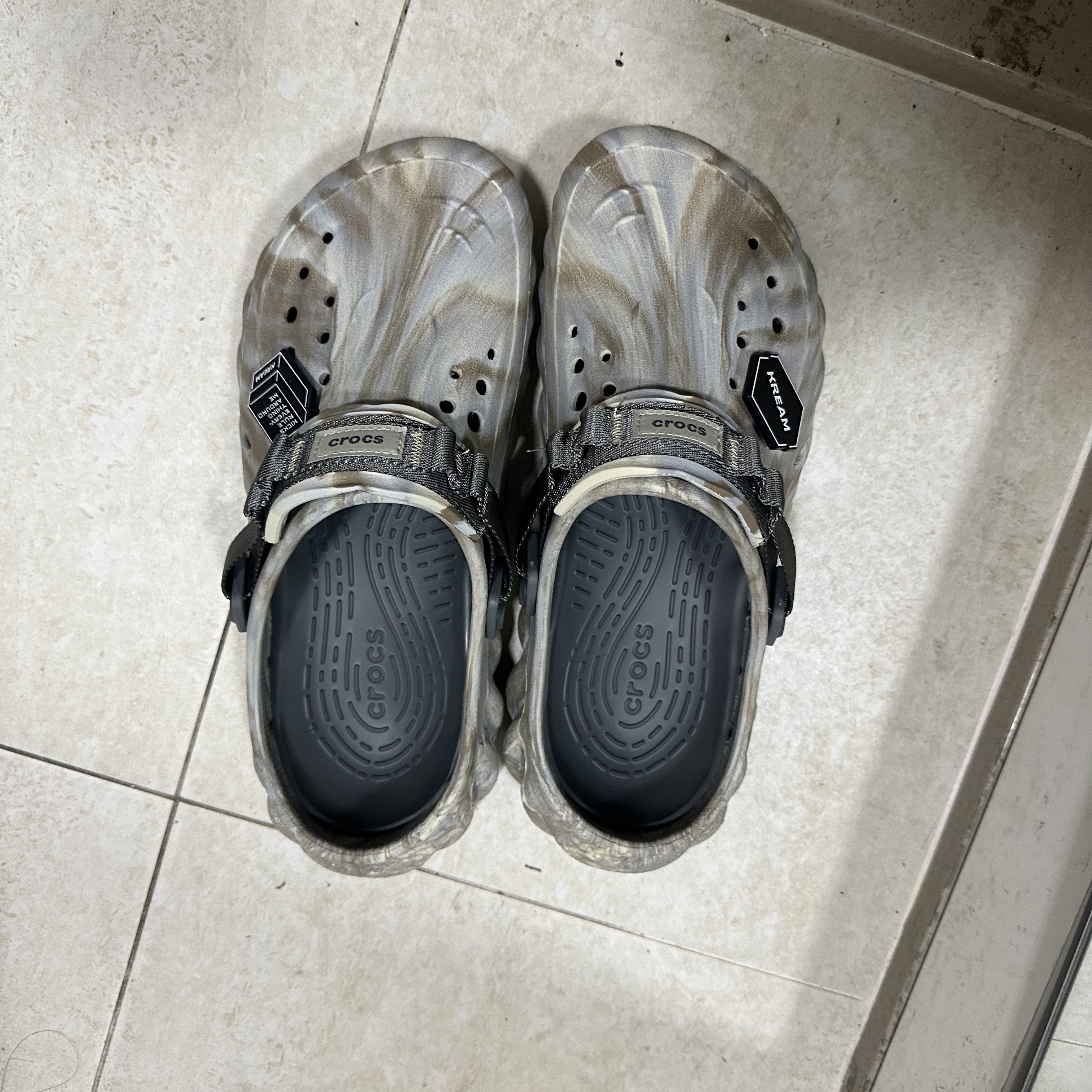 Crocs Echo Marbled Clog Bone Multi μ°©μ© μ€νμΌ