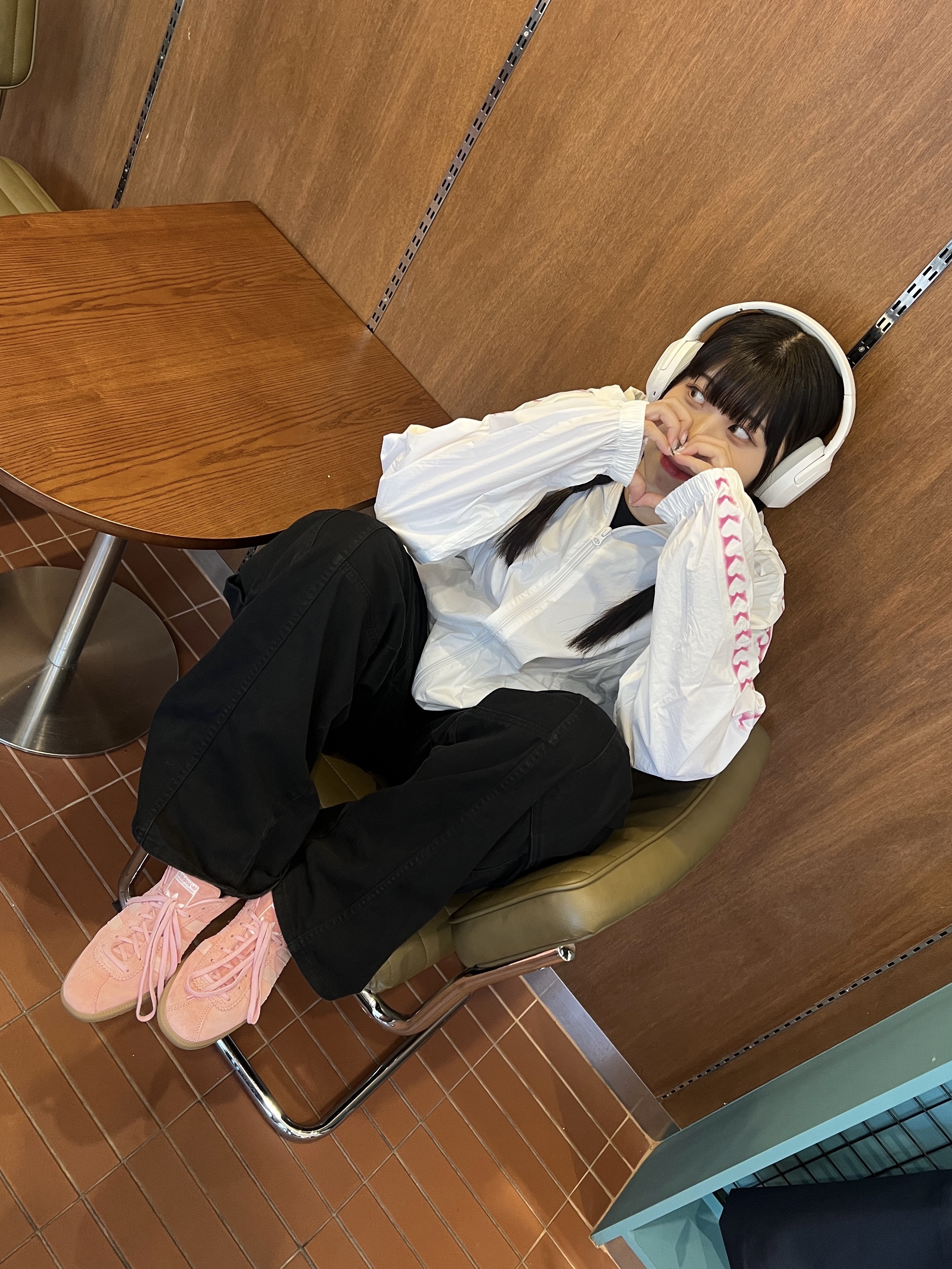 Adidas Bermuda Glow Pink, The Museum Visitor x Fila Heart Line Windbreaker White 착용 스타일 - 2