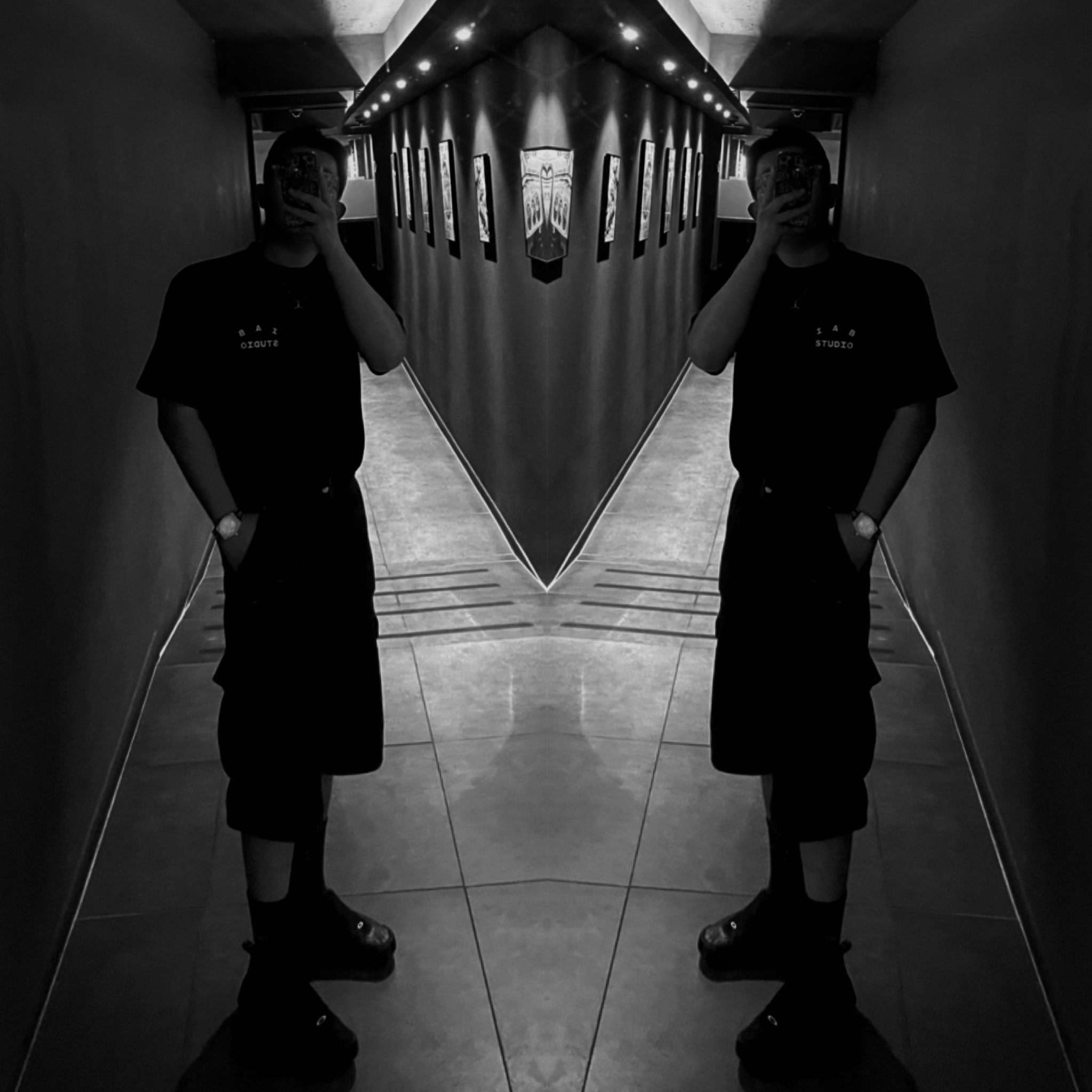 IAB Studio Socks Pack White Gray Brown, IAB Studio 10th Anniversary T-Shirts Pack White & Black (2 Pack) 착용 스타일