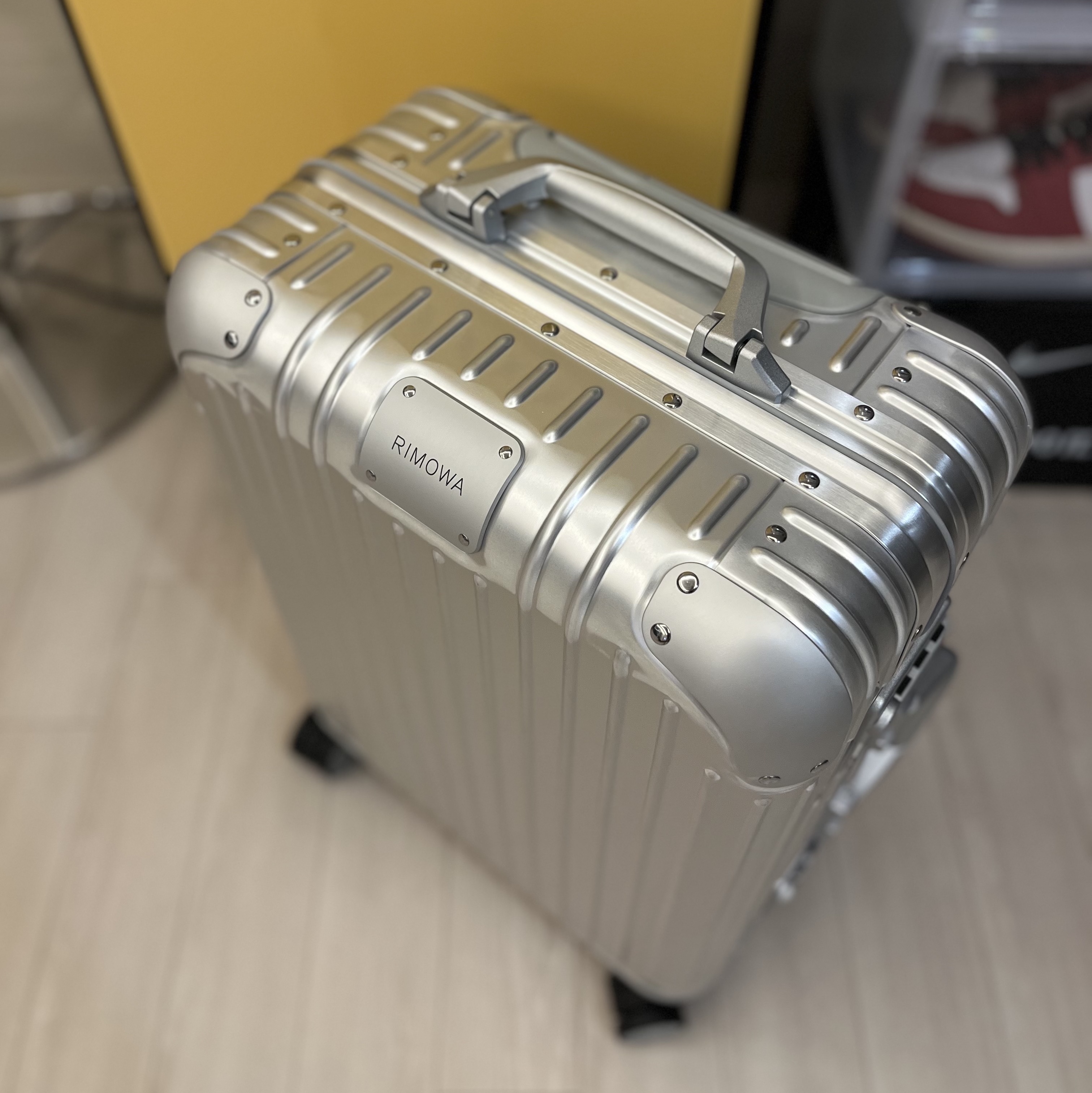 Rimowa Original Cabin Aluminium Suitcase Silver 착용 스타일