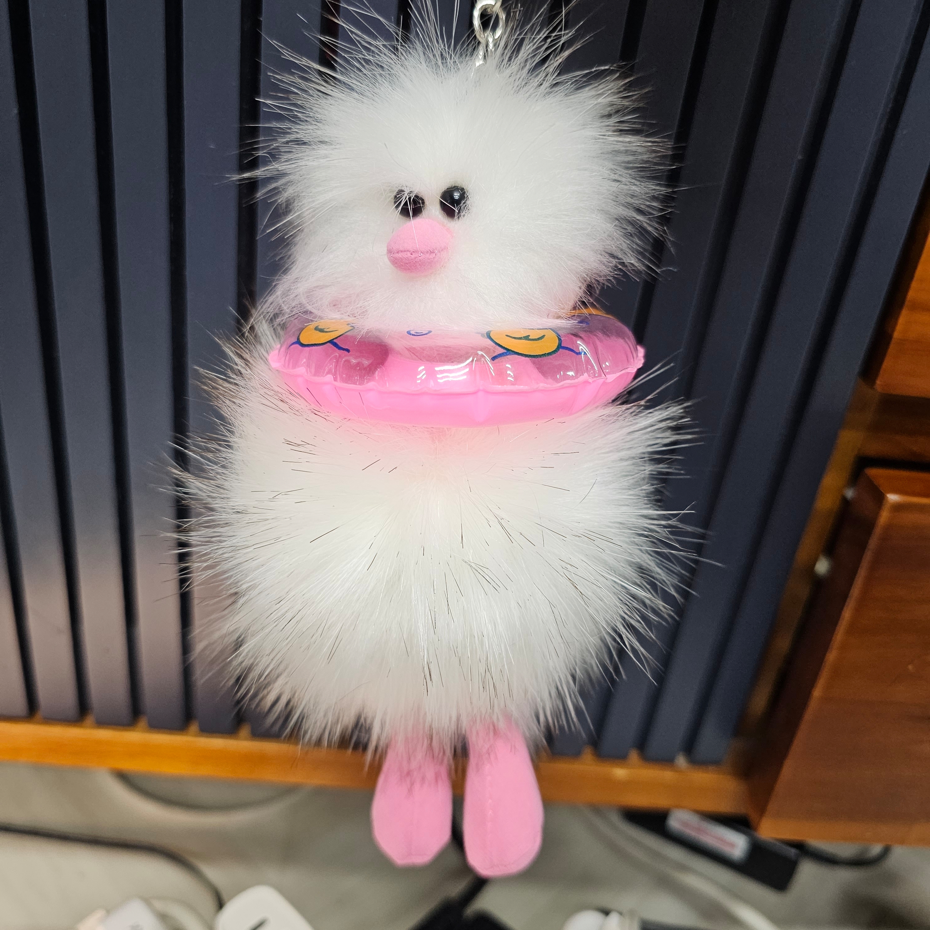 Cosymosy Ugly Bird Keyring White 착용 스타일