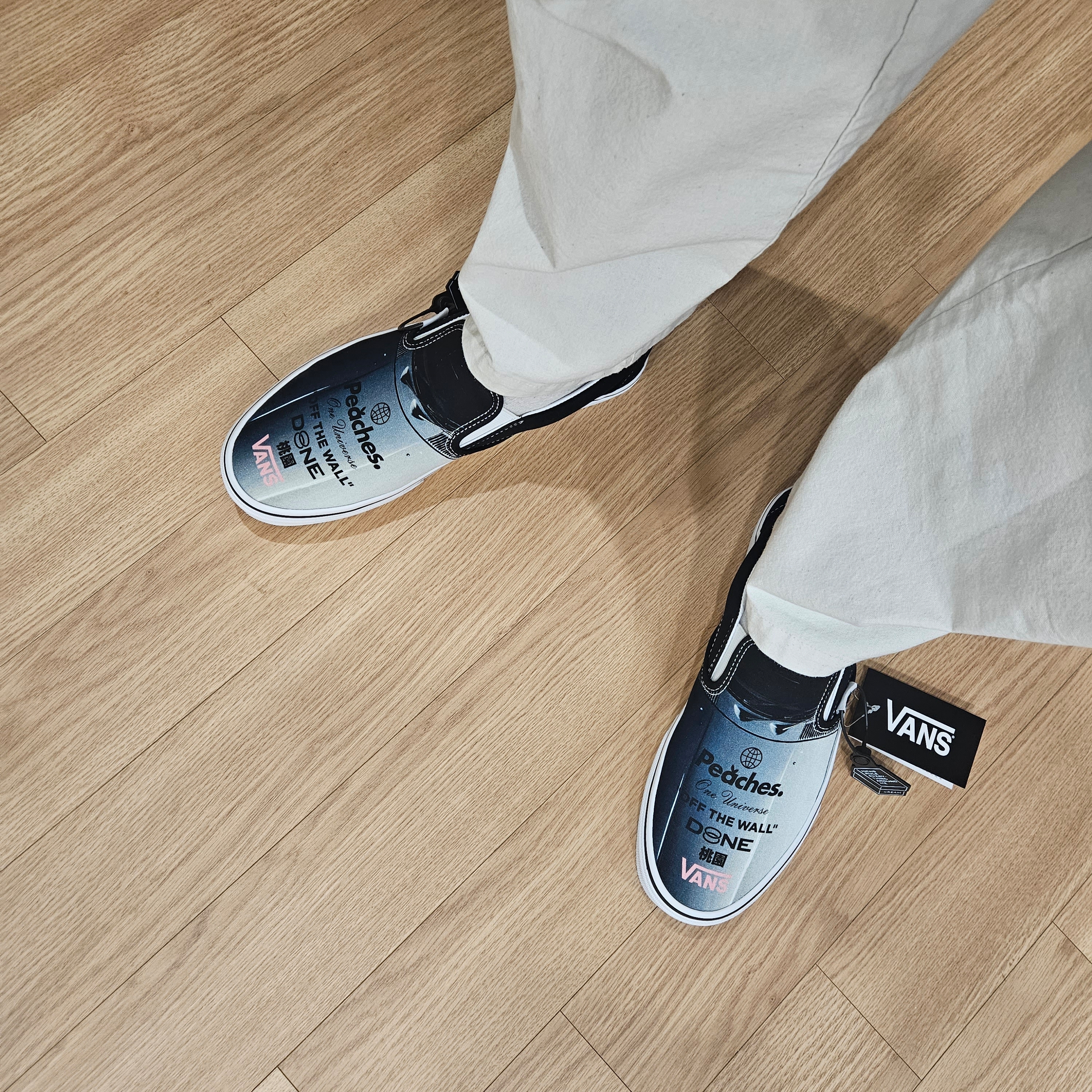 Vans x Peaches. Classic Slip-On Black True White 착용 스타일 - 1