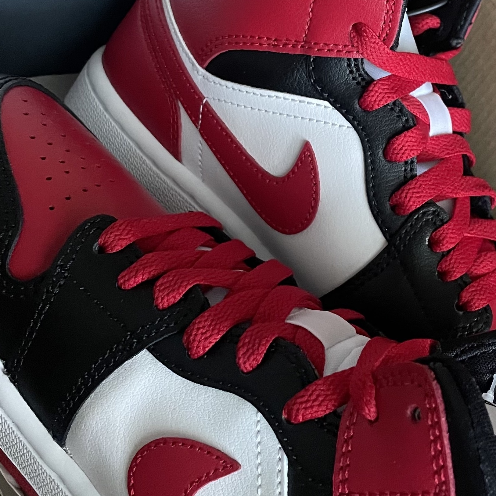 (W) Jordan 1 Mid Black and Gym Red 착용 스타일 - 2