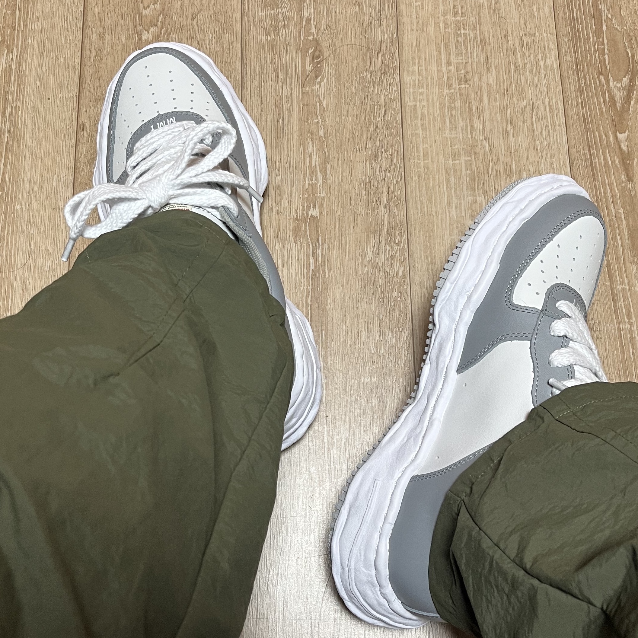 Maison Mihara Yasuhiro Wayne OG Sole Leather Low-top Sneakers Gray White 착용 스타일 - 3