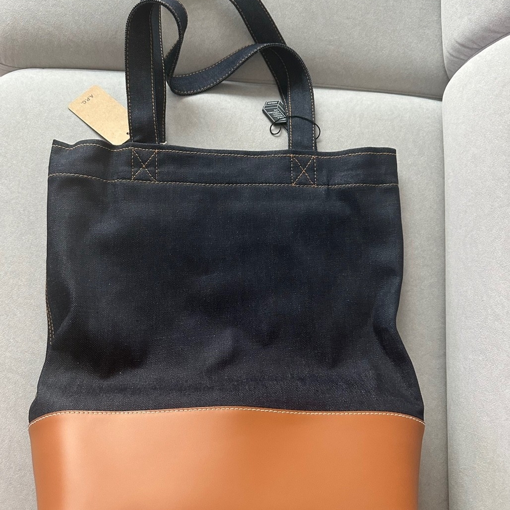 A.P.C. Axelle Tote Bag Denim Caramel 착용 스타일 - 2