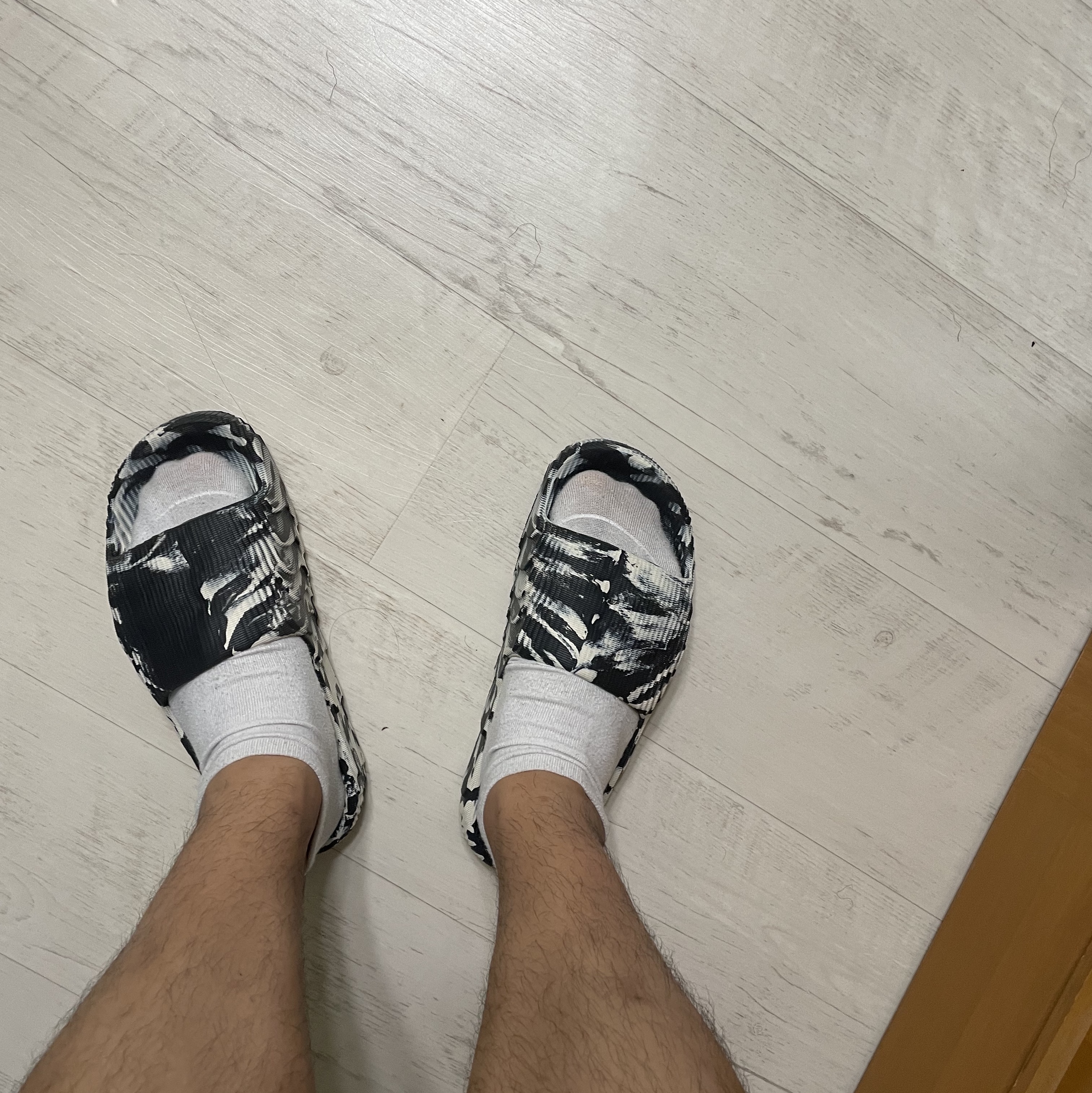 Adidas Adilette 22 Carbon Aluminium 착용 스타일