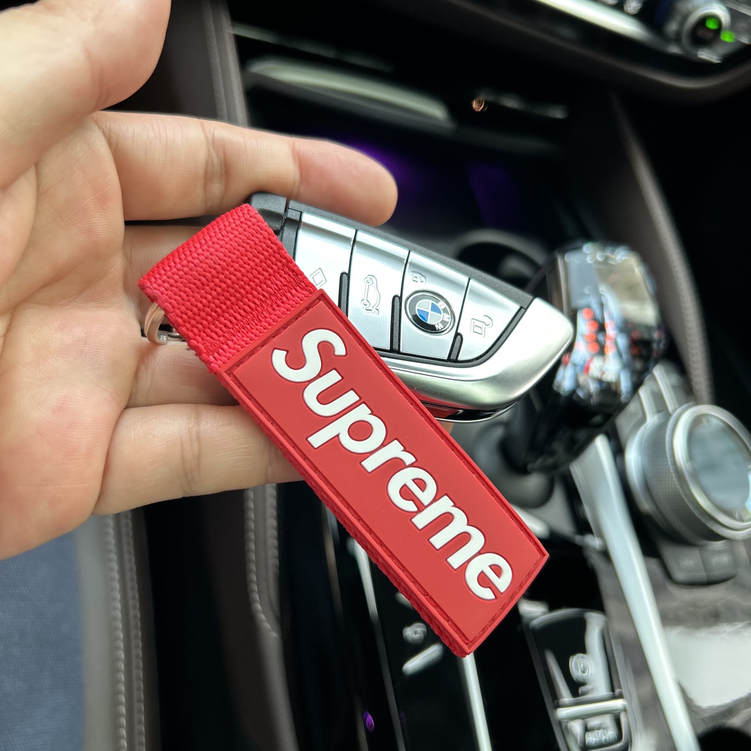 Supreme Webbing Keychain Red - 23SS 착용 스타일