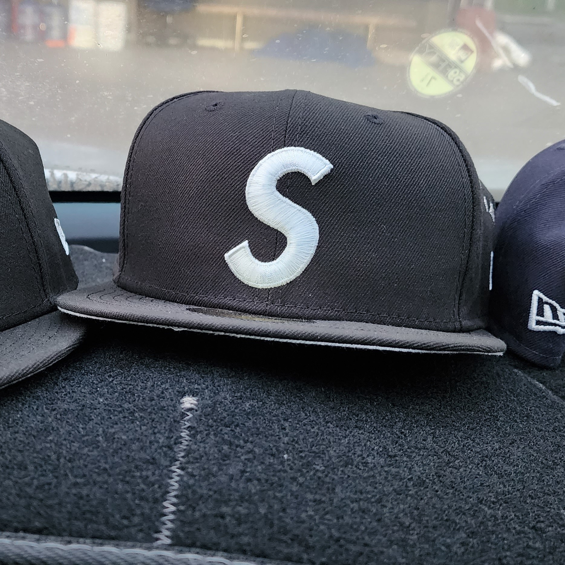 Supreme Characters S Logo New Era Black - 22SS 착용 스타일