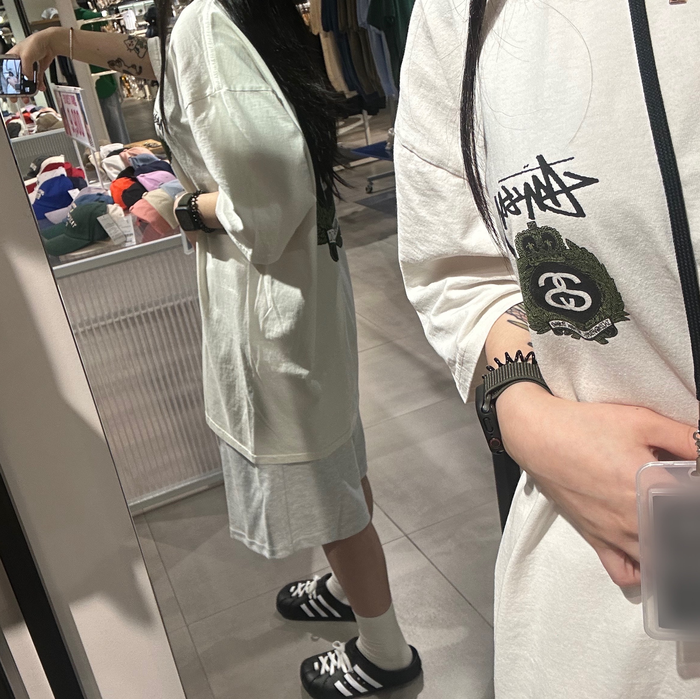 Adidas Adilette Clog Black White, Stussy Crown Wreath Pigment Dyed T-Shirt Natural 착용 스타일 - 1