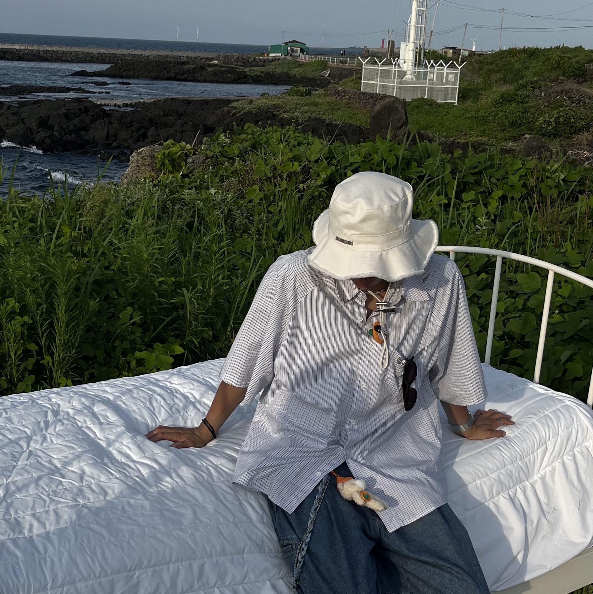 Jacquemus Le Bob Artichaut Bucket Hat Off White 착용 스타일 - 2