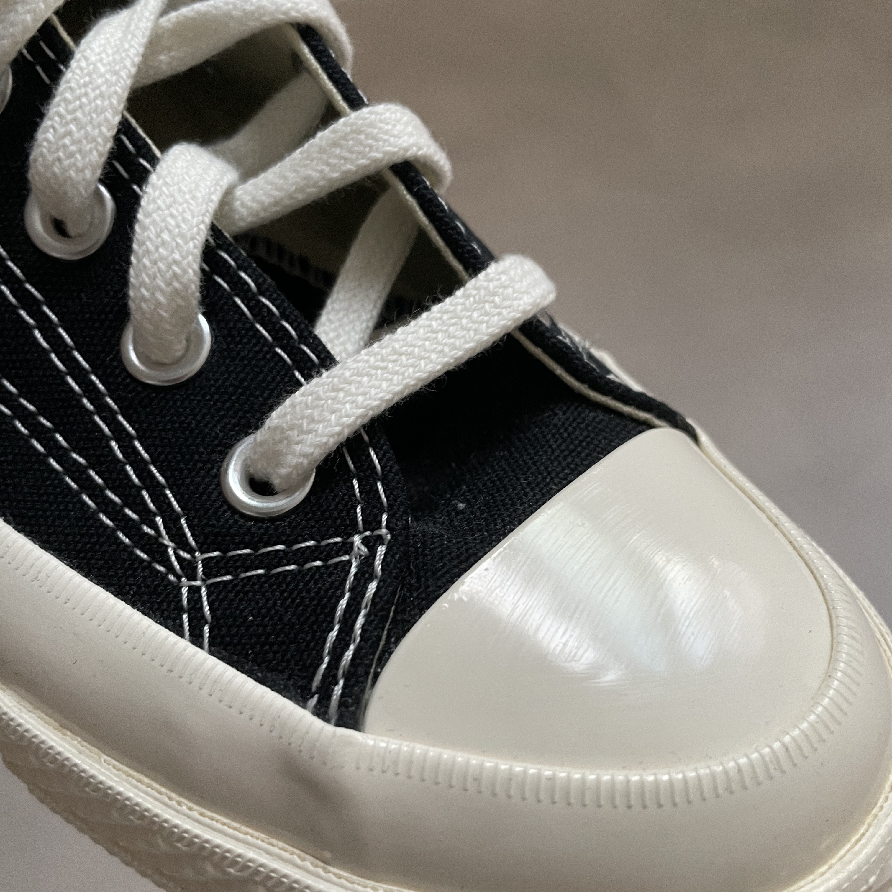 Converse x Play Comme des Garcons Chuck 70 Hi Black 착용 스타일 - 3