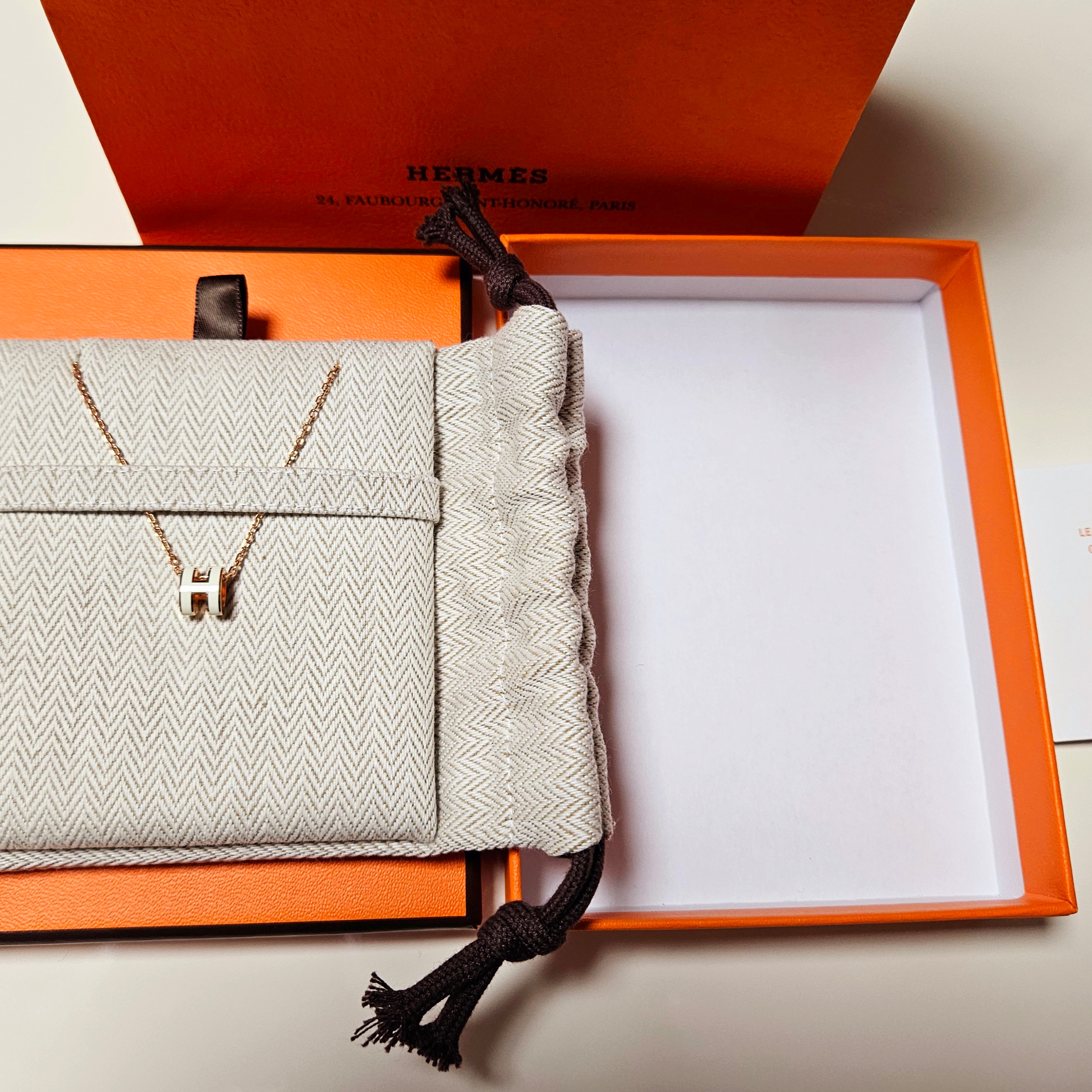 (W) Hermes Mini Pop H Pendant Rose Gold & Blanc 착용 스타일