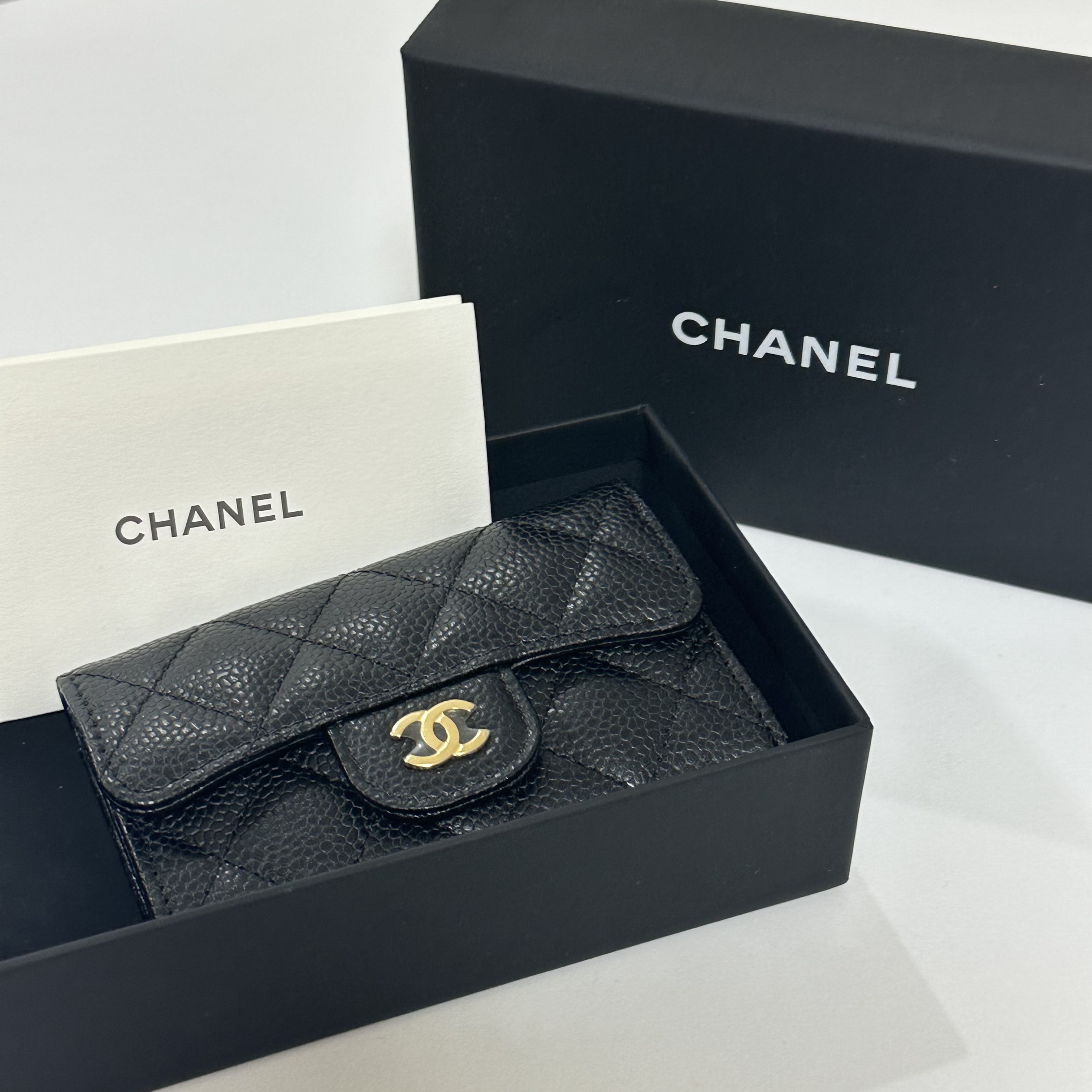 Chanel Classic Card Holder Grained Calfskin & Gold Black 착용 스타일 - 1