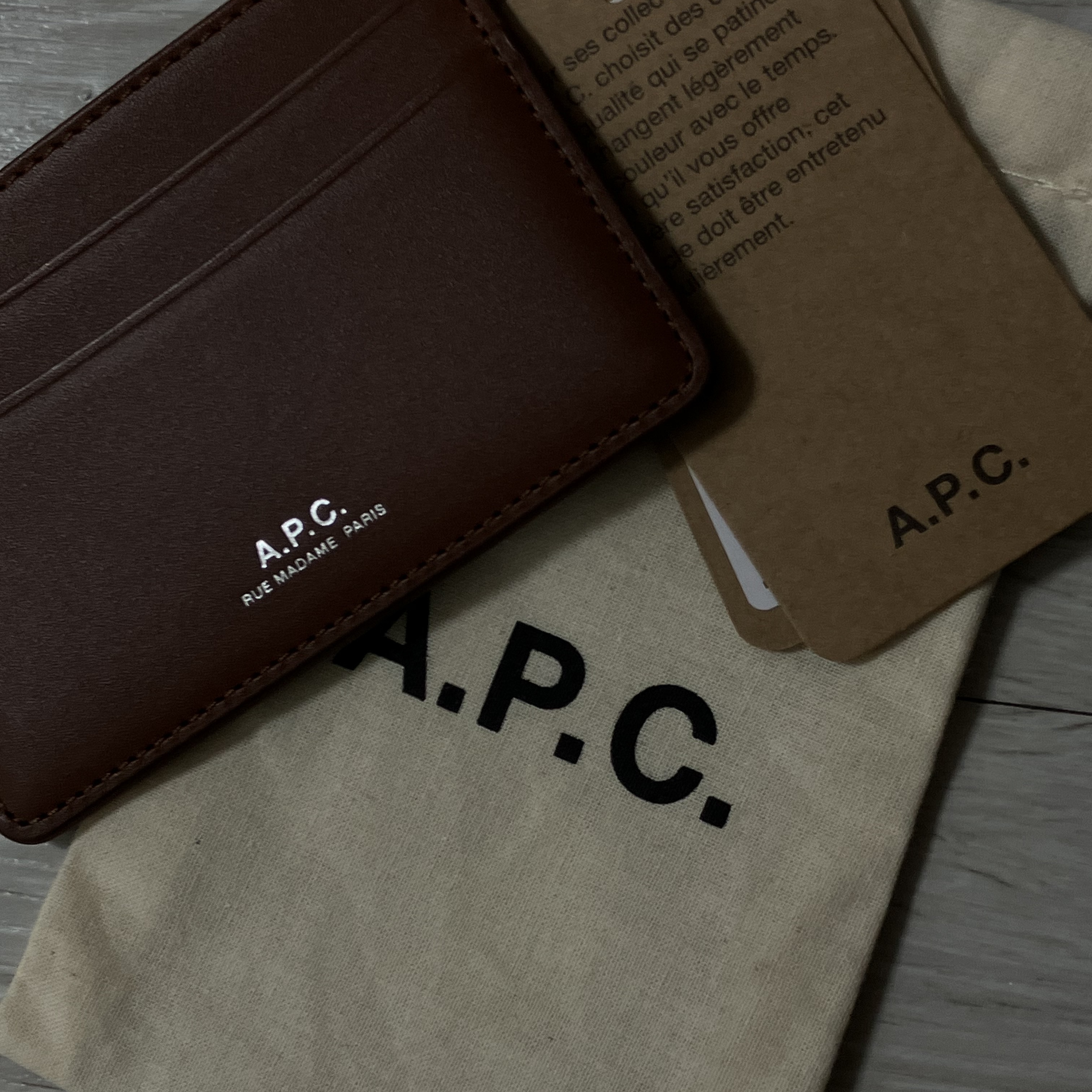 A.P.C. Andre Card Holder Nut Brown 착용 스타일
