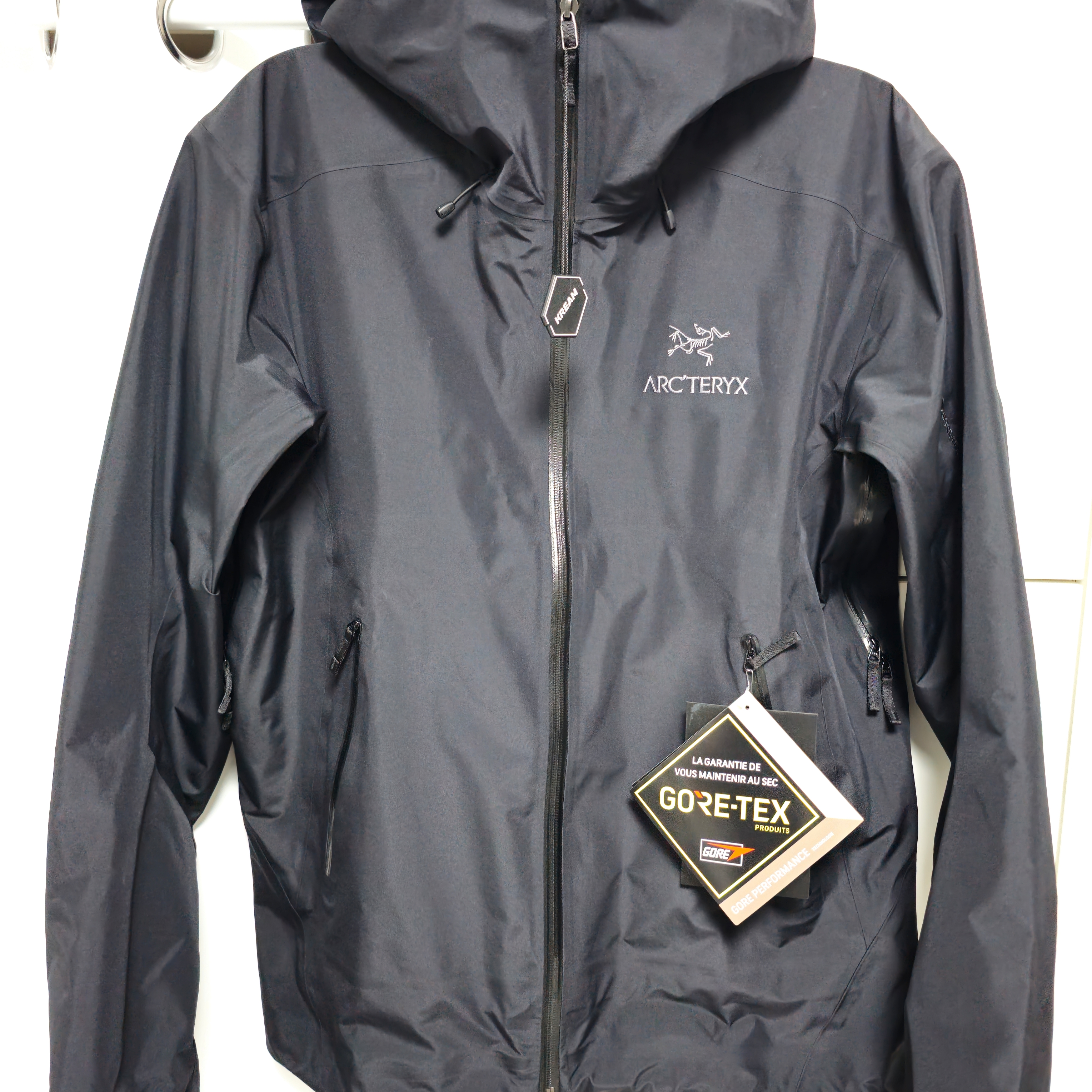 Arc'teryx Beta LT Jacket Black 착용 스타일