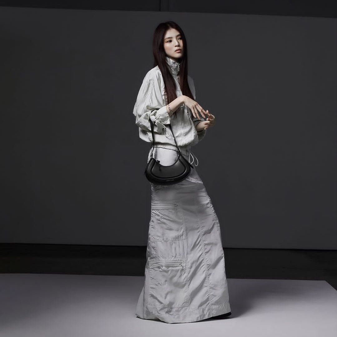 Charles & Keith Petra Curve Shoulder Bag Black 착용 스타일