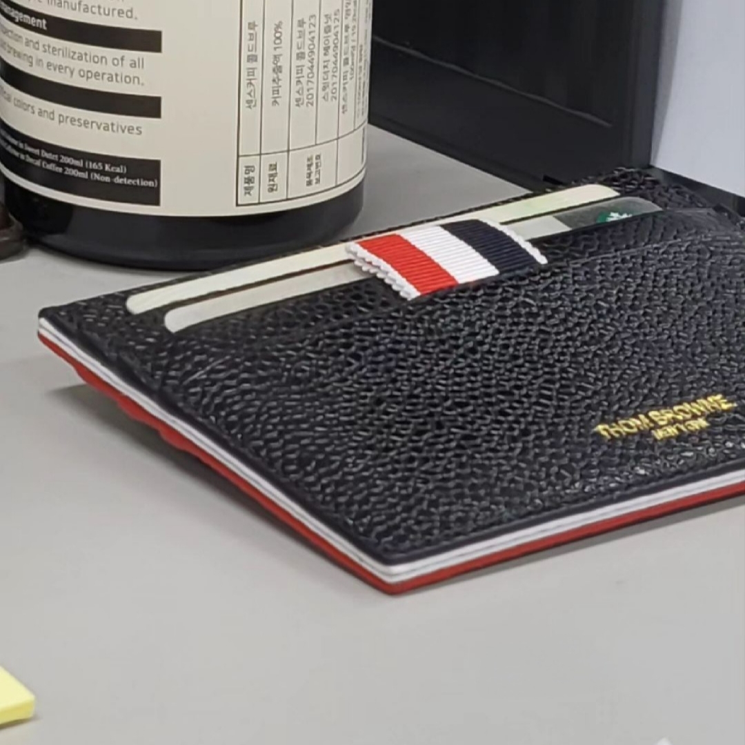 Thom Browne RWB Edge Stain Double Sided Card Holder Black 착용 스타일