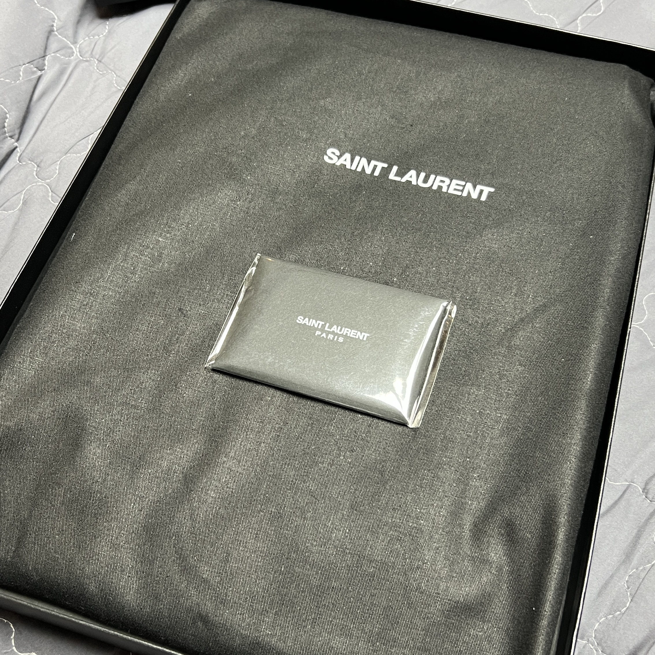 Saint Laurent Leather Clutch Black 착용 스타일 - 2