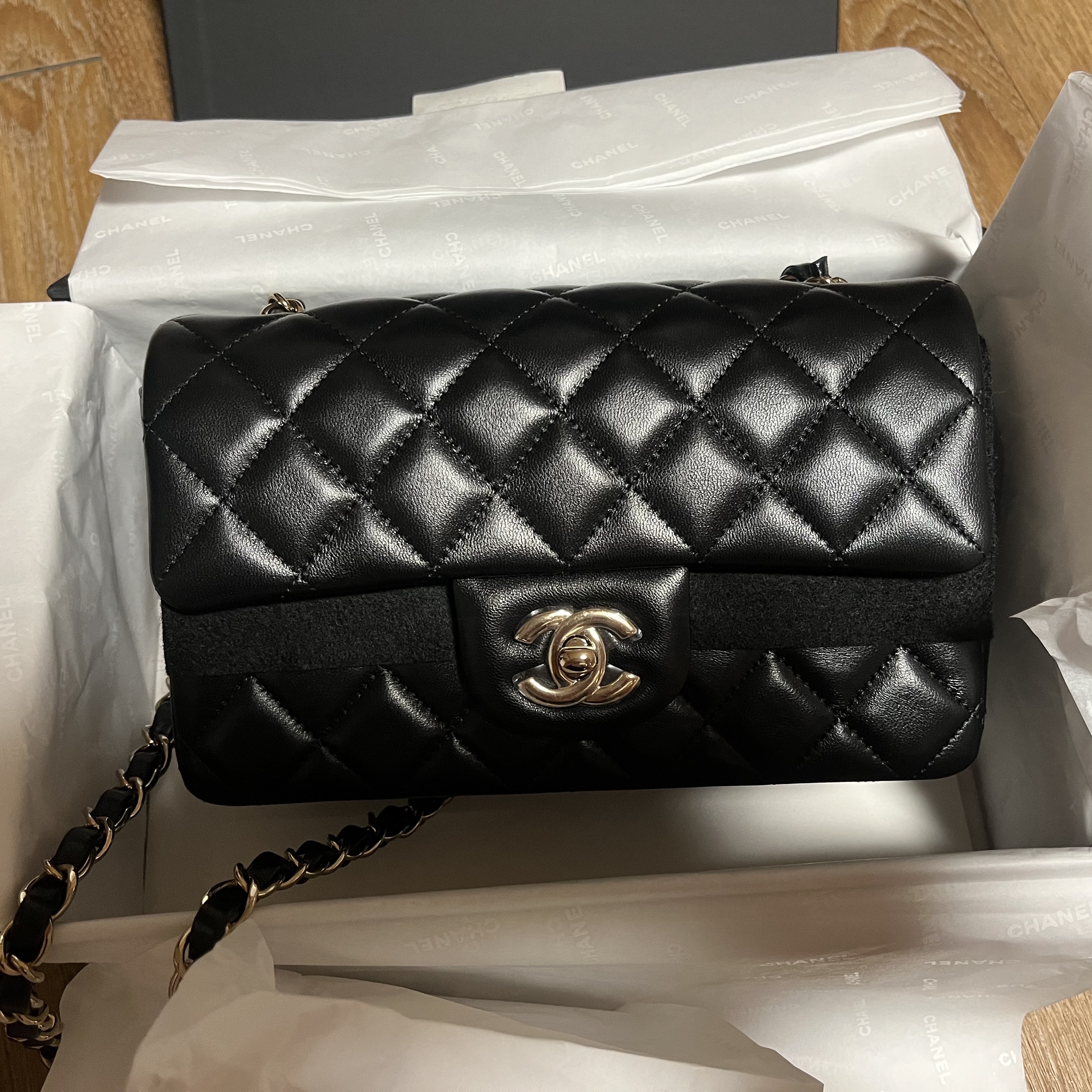 Chanel Mini Flap Bag Lambskin & Gold Black 착용 스타일