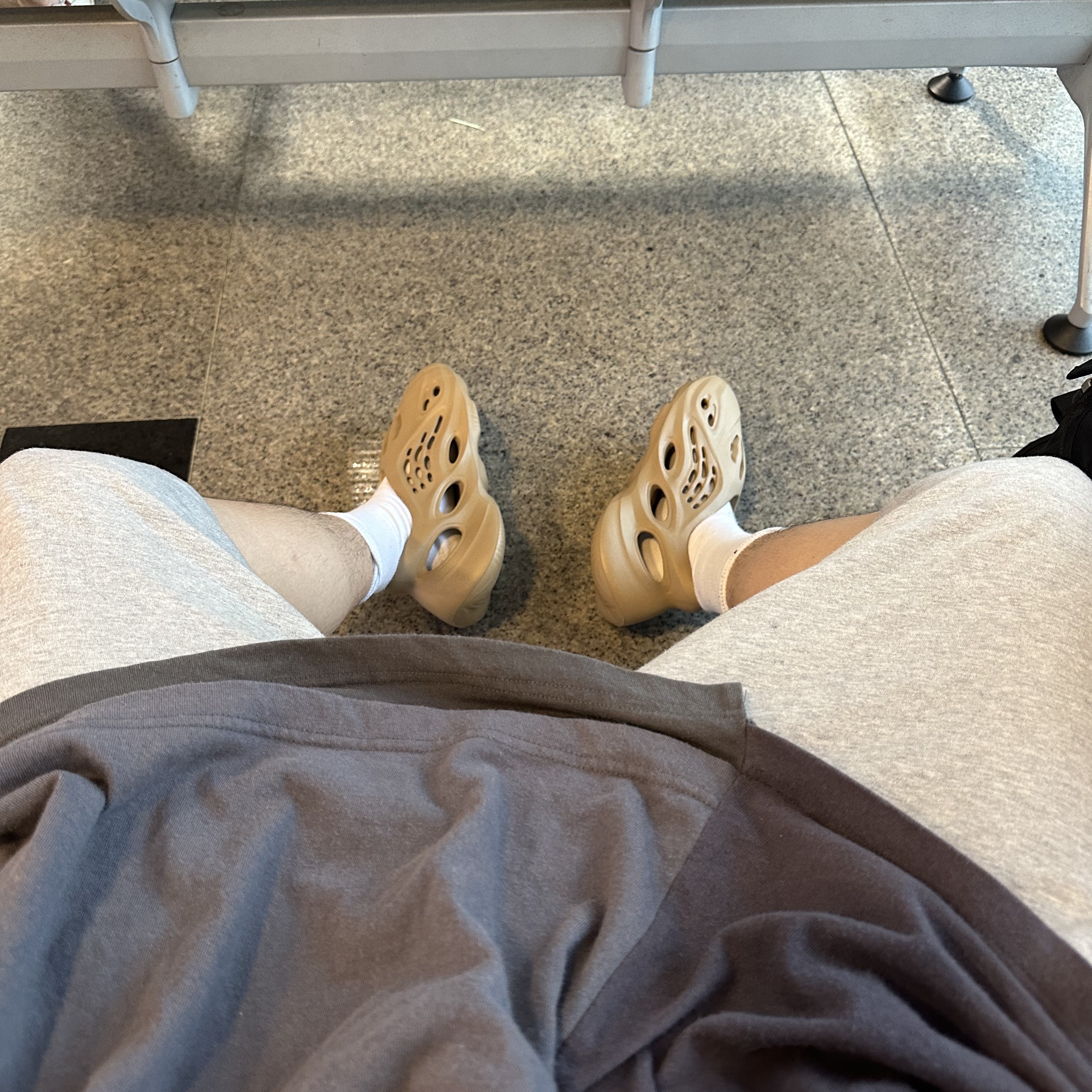 Adidas Yeezy Foam RNNR Clay Taupe 착용 스타일