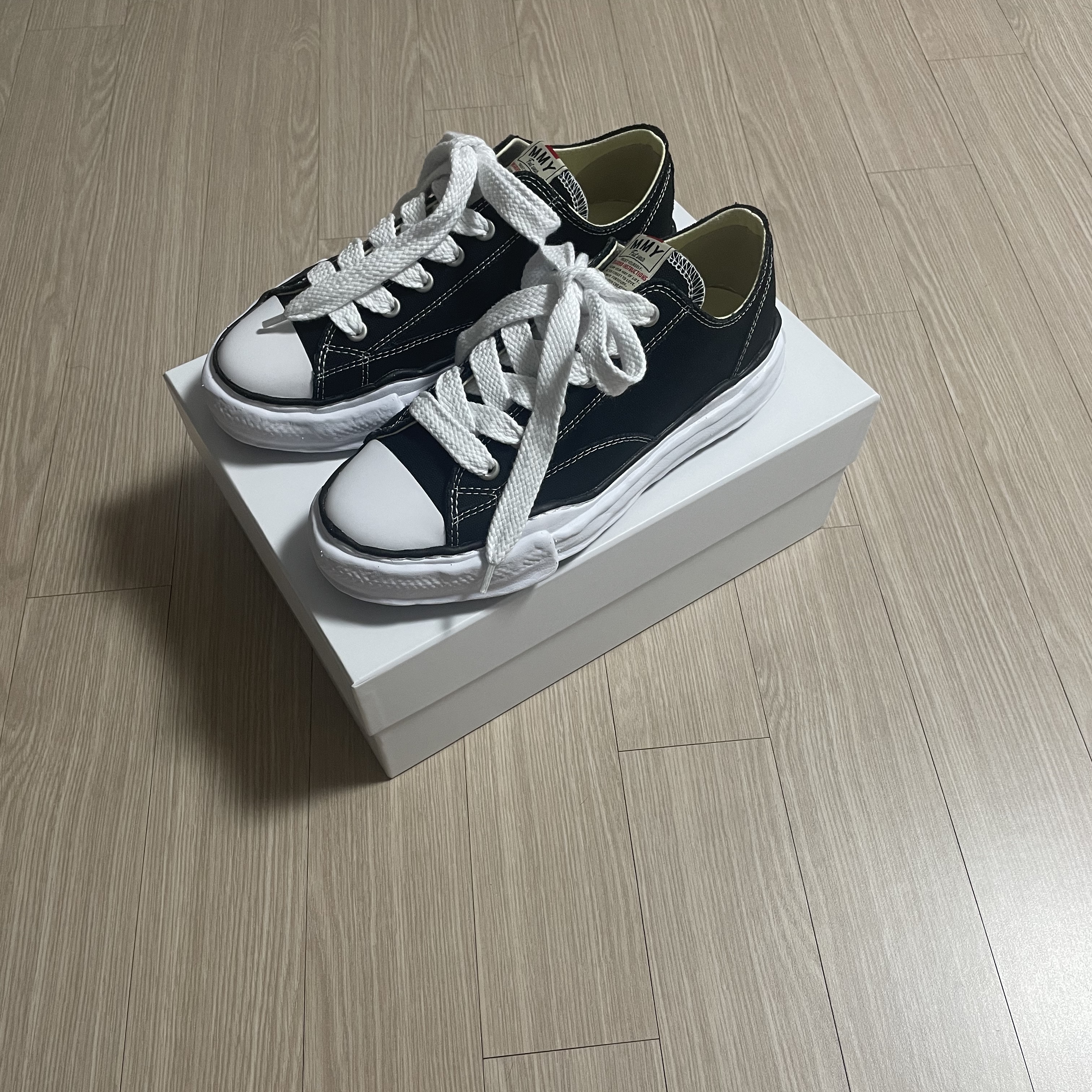 Maison Mihara Yasuhiro Peterson OG Sole Canvas Low Sneakers Black 착용 스타일
