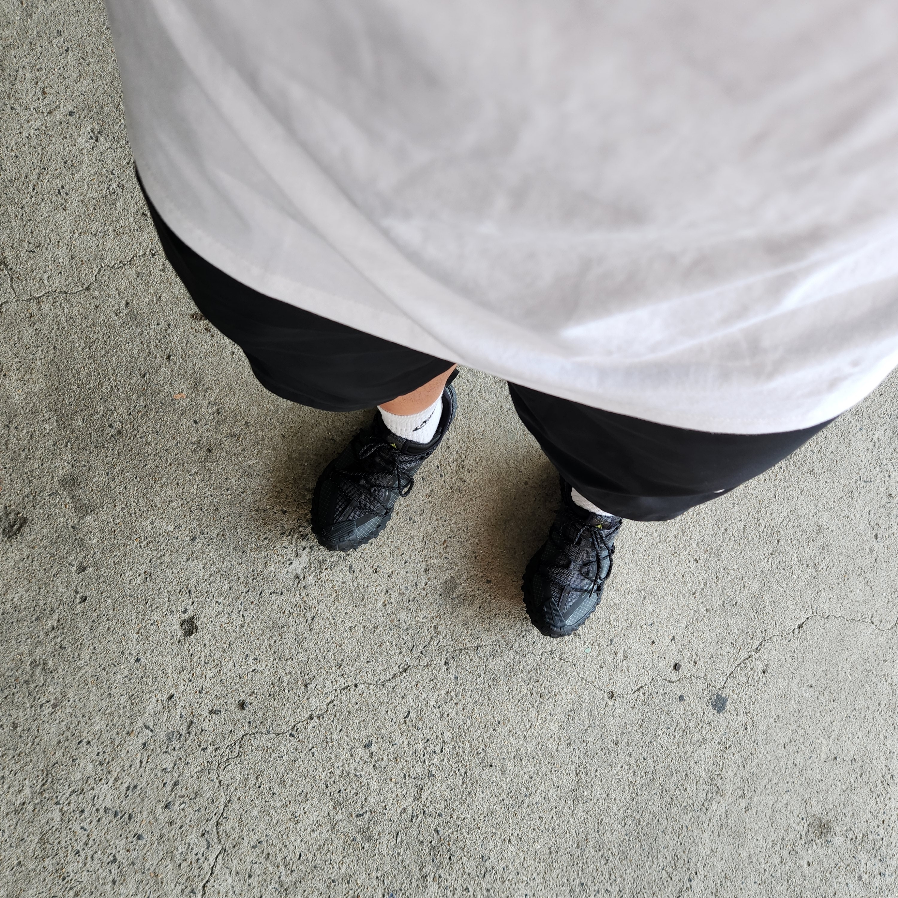 Nike ACG Mountain Fly Low Gore-Tex SE Dark Smoke Grey 착용 스타일 - 2