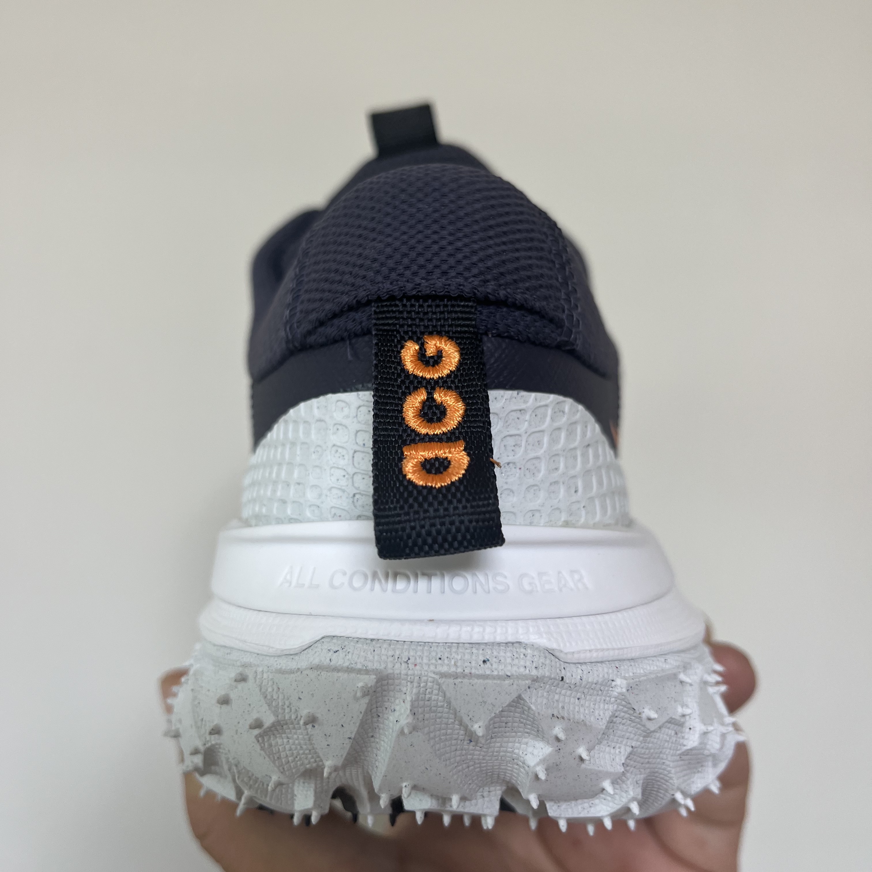 Nike ACG Mountain Fly 2 Low Summit White and Bright Mandarin 착용 스타일 - 3