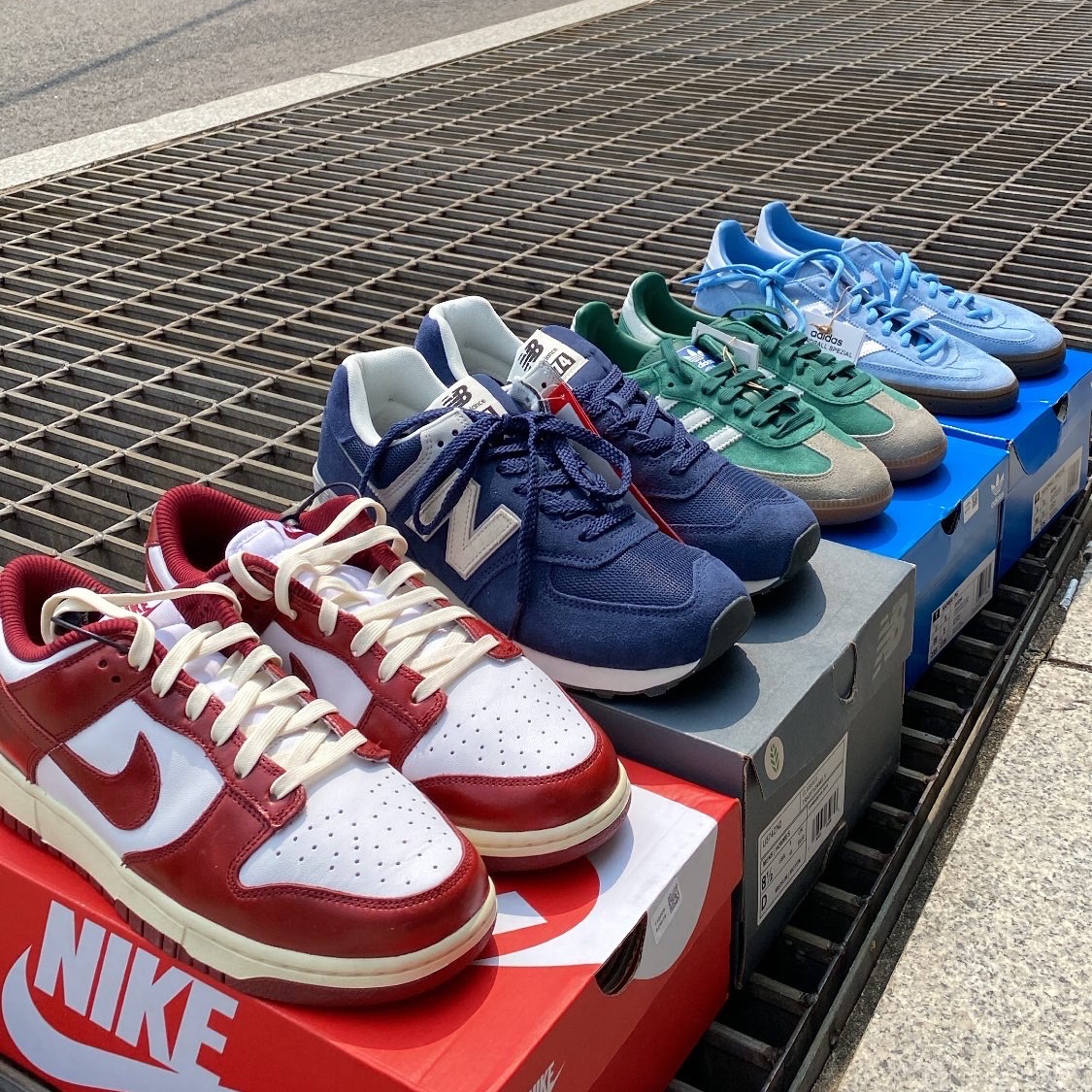 (W) Nike Dunk Low Retro PRM Team Red and White, New Balance 574 Heritage Navy 착용 스타일