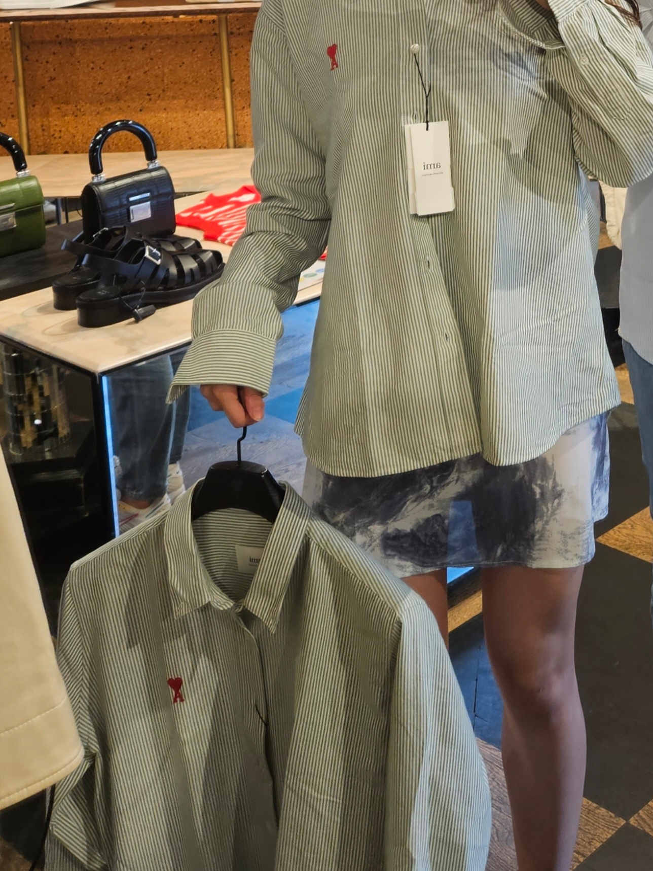 AMI de Coeur Striped Button-Down Shirt Green Natural White 착용 스타일